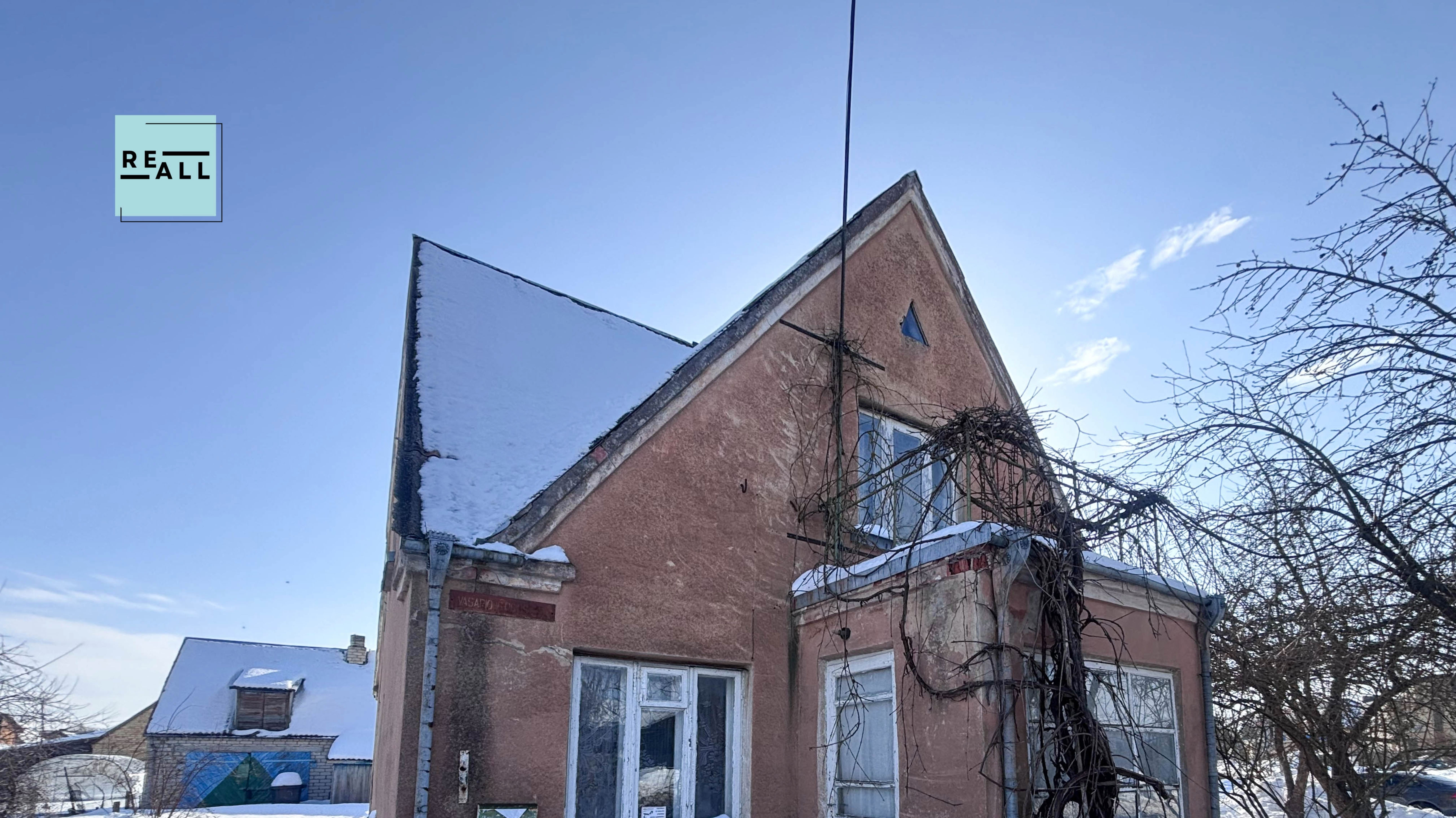 PARDUODAMAS 5 KAMBARIŲ NAMAS PAKRUOJYJE