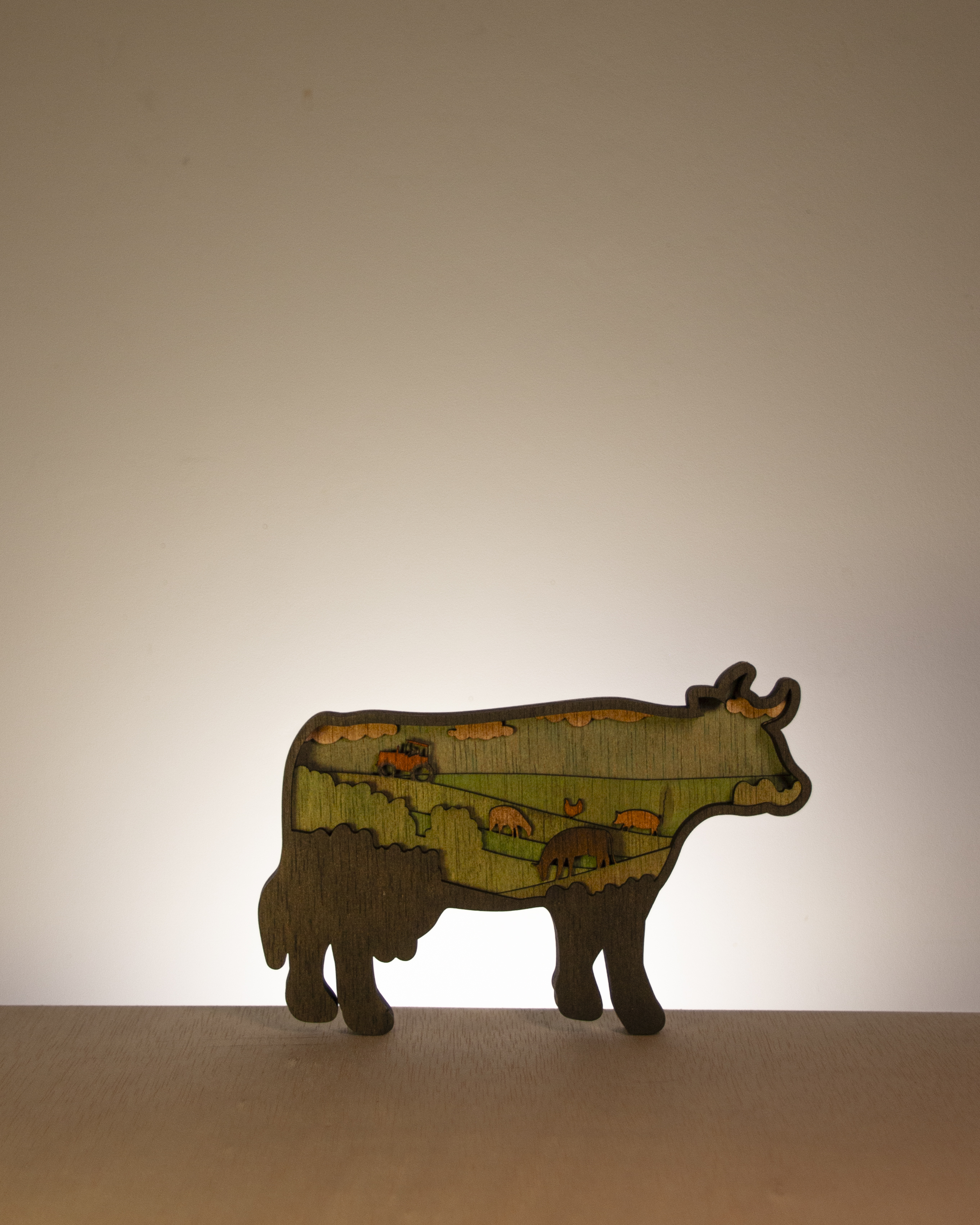 Figura de vaca en madera multicapa - Homenaje a la ganadería y agricultura