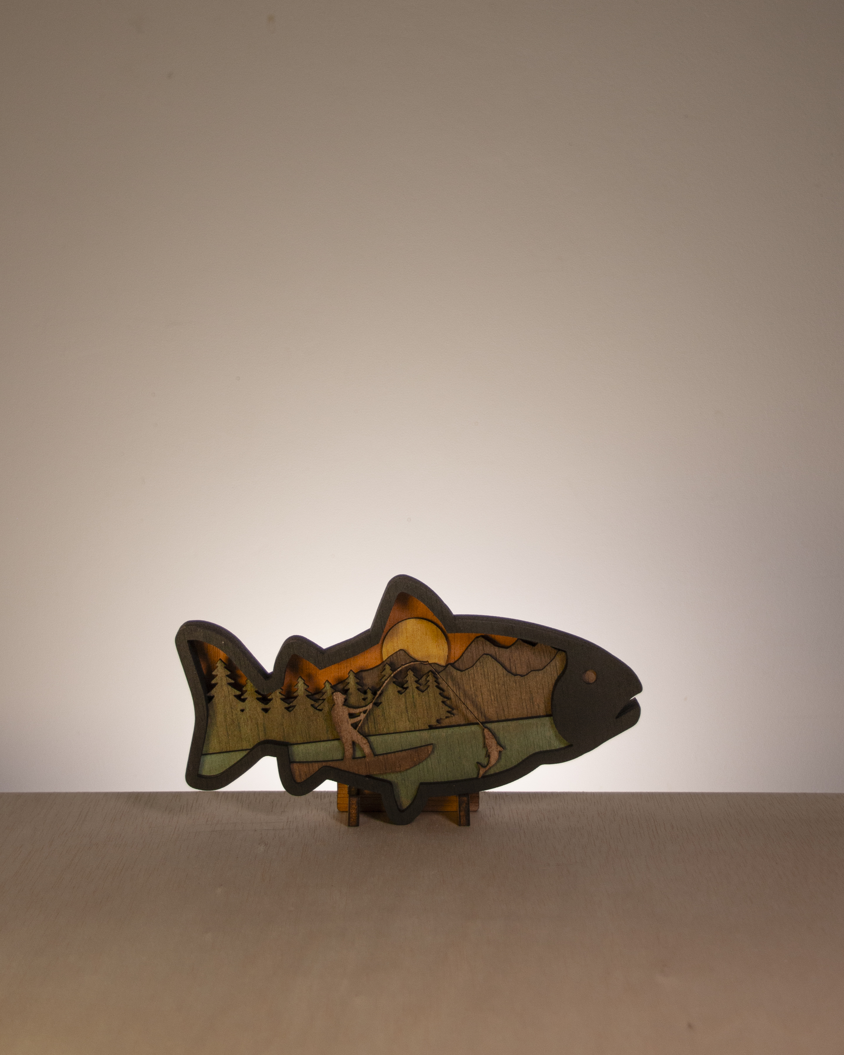 Figura de pez en madera multicapa - Escena de pesca en la naturaleza