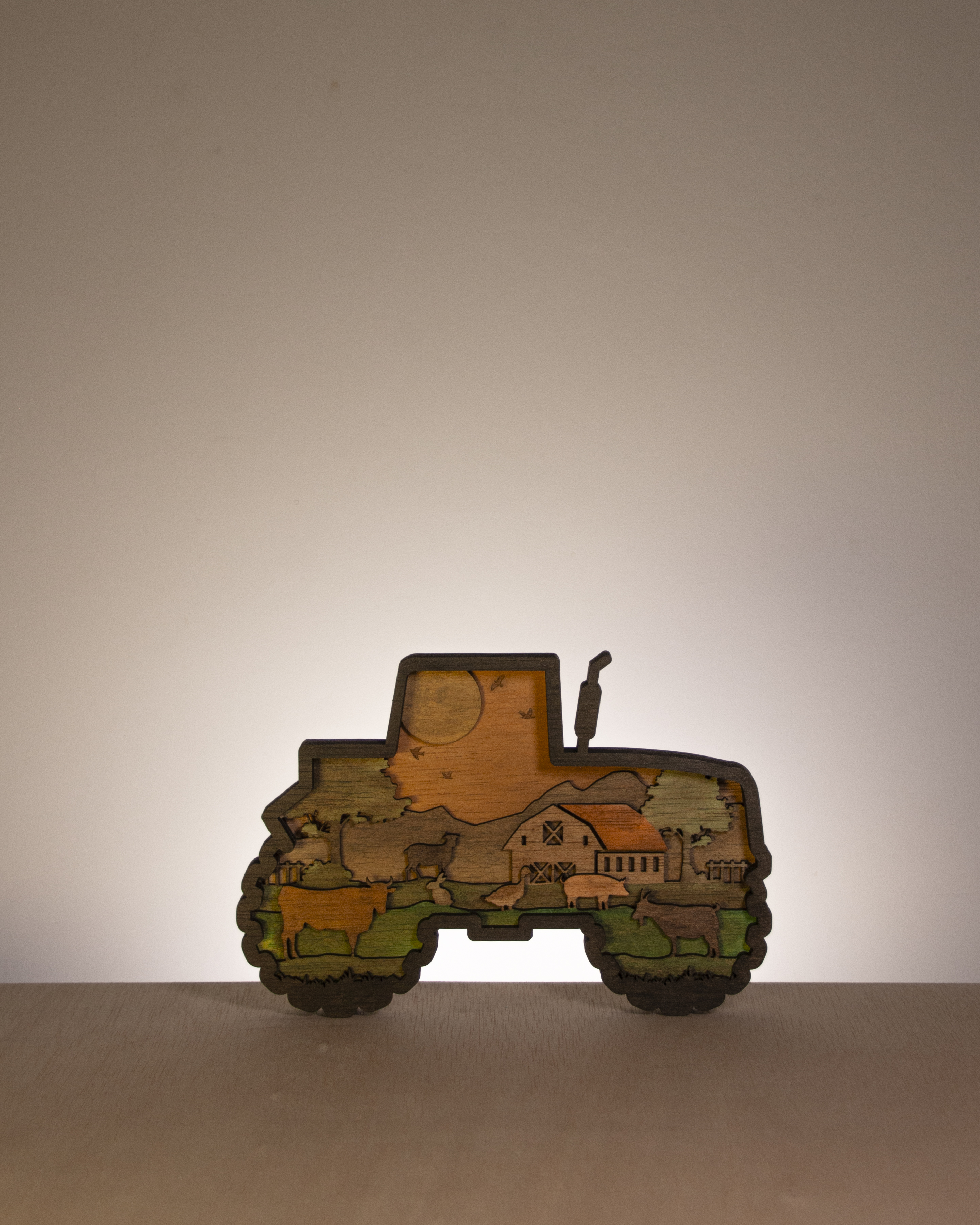 Figura de tractor en madera multicapa - Homenaje a la ganadería y agricultura