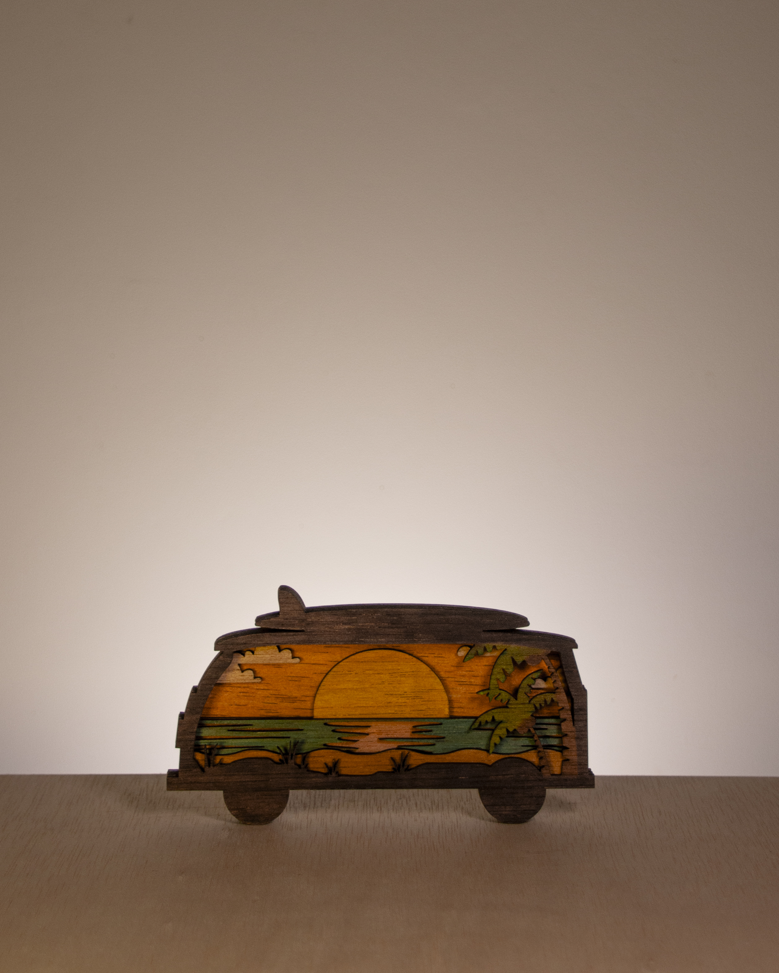 Figura de furgoneta en madera multicapa - Espíritu del surf y la aventura