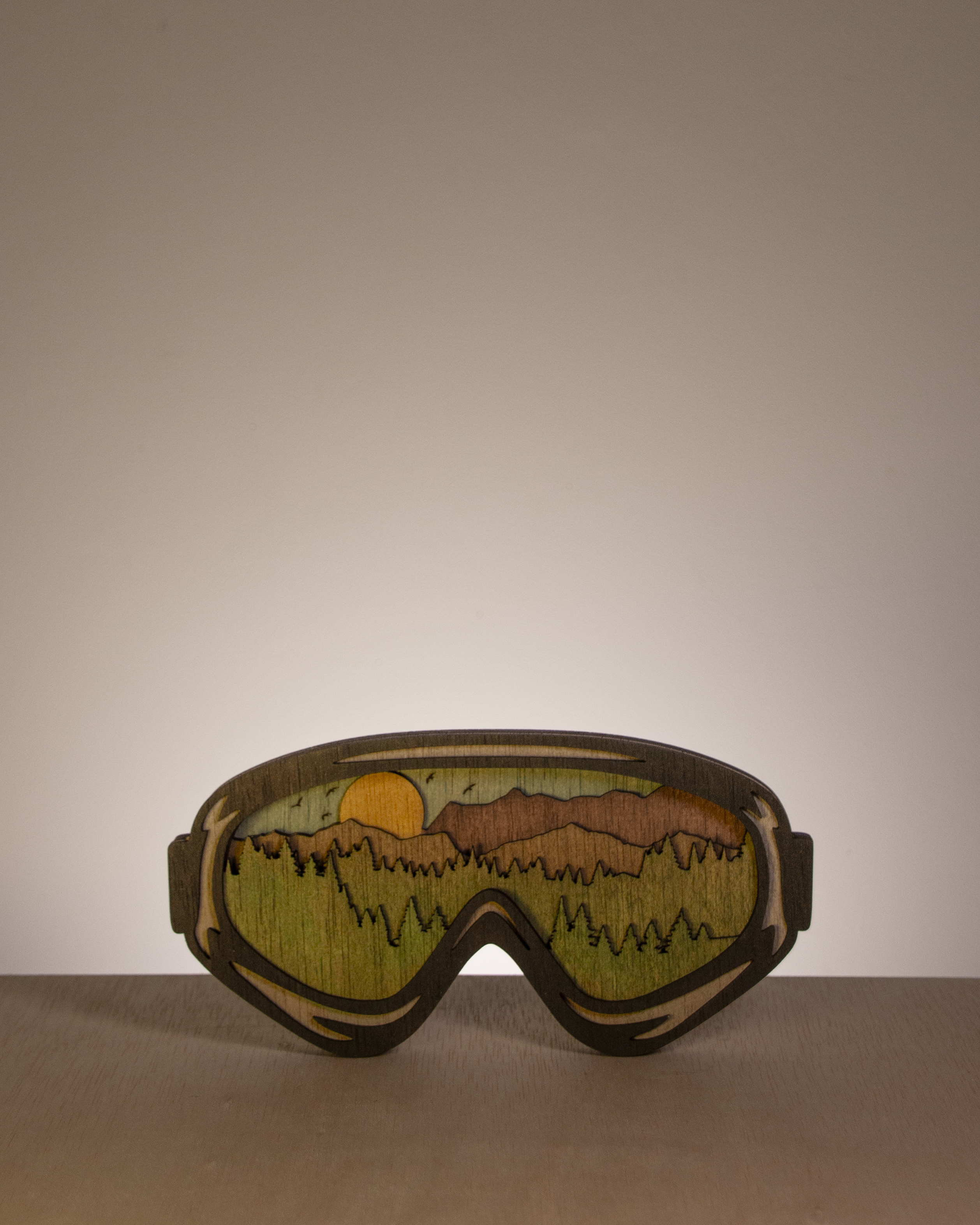 Figura de gafas de motocross en madera multicapa - Aventura y deporte