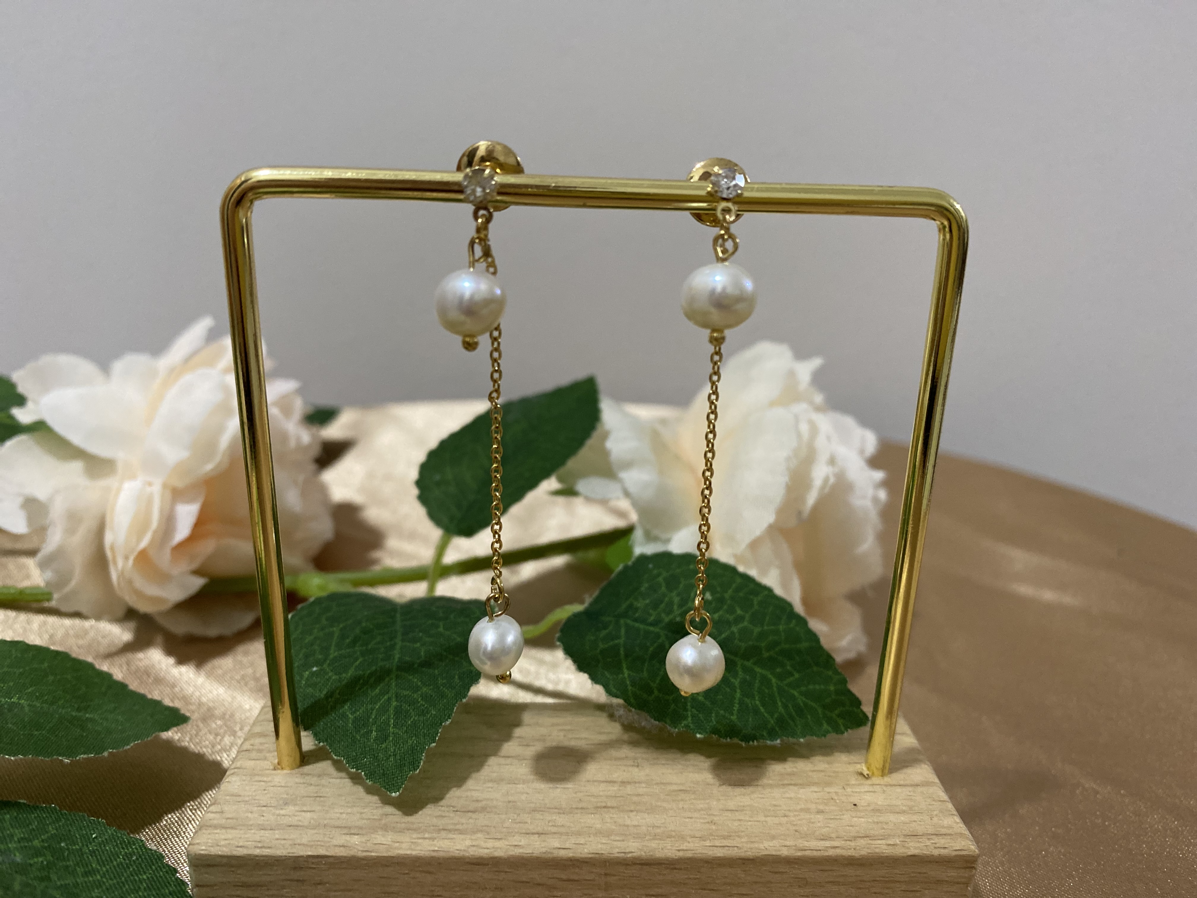 Dangling freshwater pearls earrings
