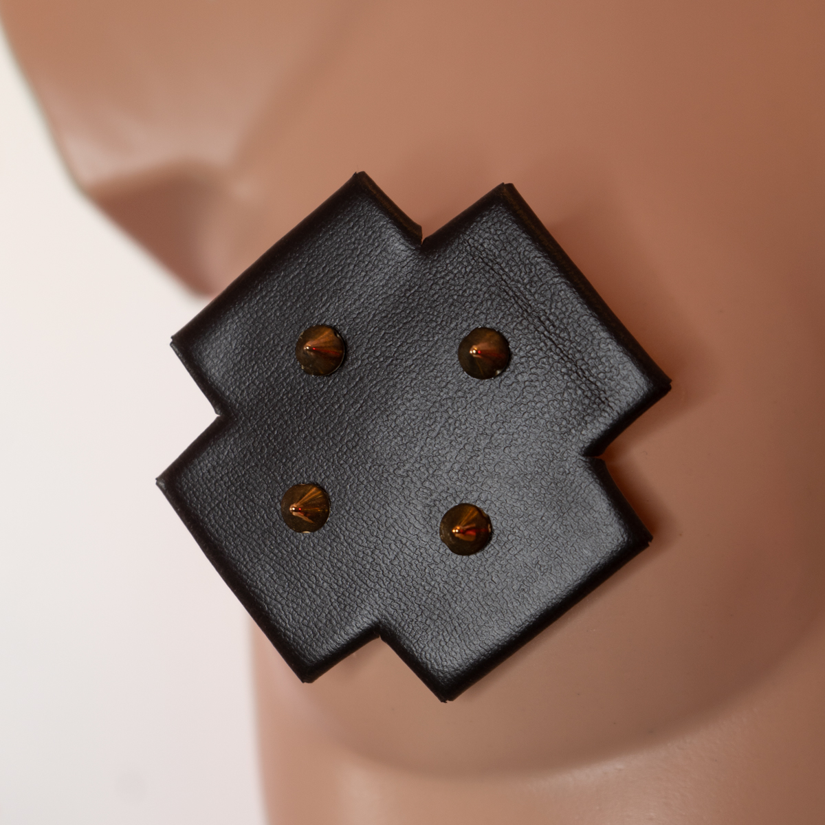 Pezoneras en cruz con pinchos