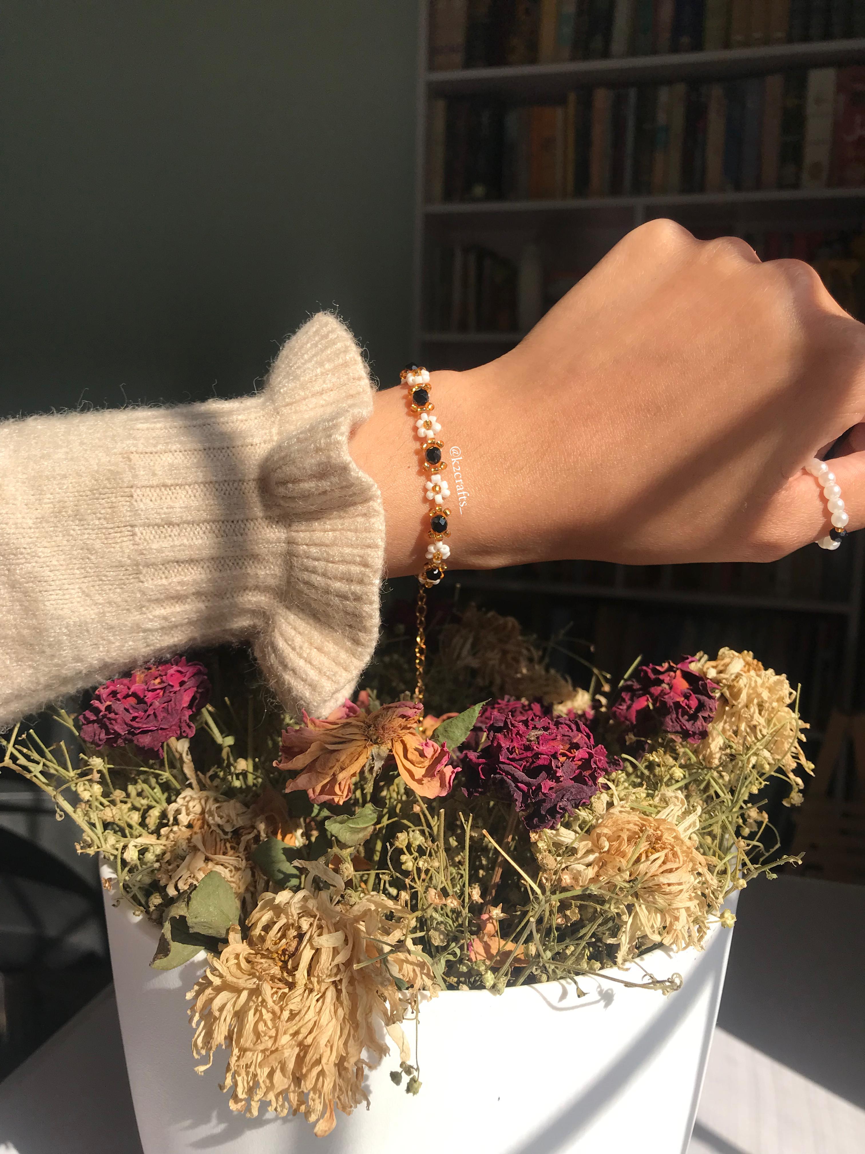 White daisy with black bead Bracelet