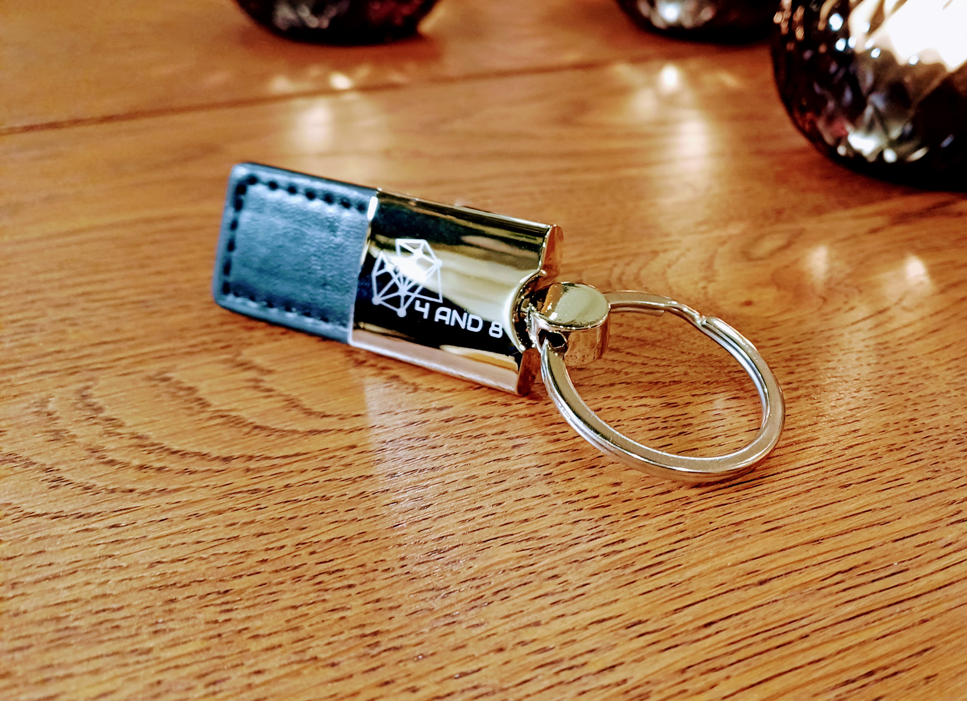 Porte-clés en acier et cuir vegan