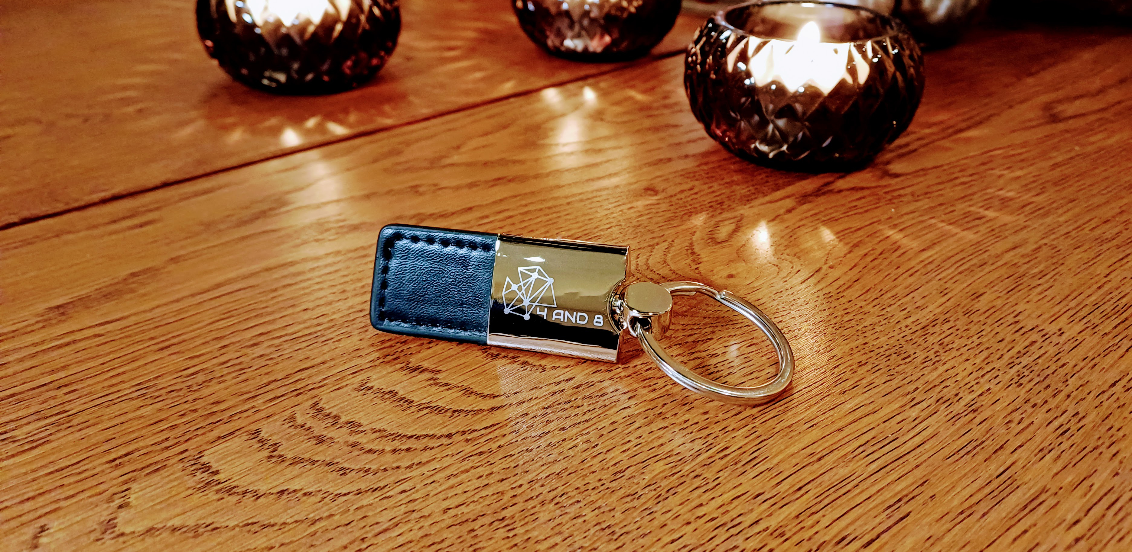 Porte-clés en acier et cuir vegan