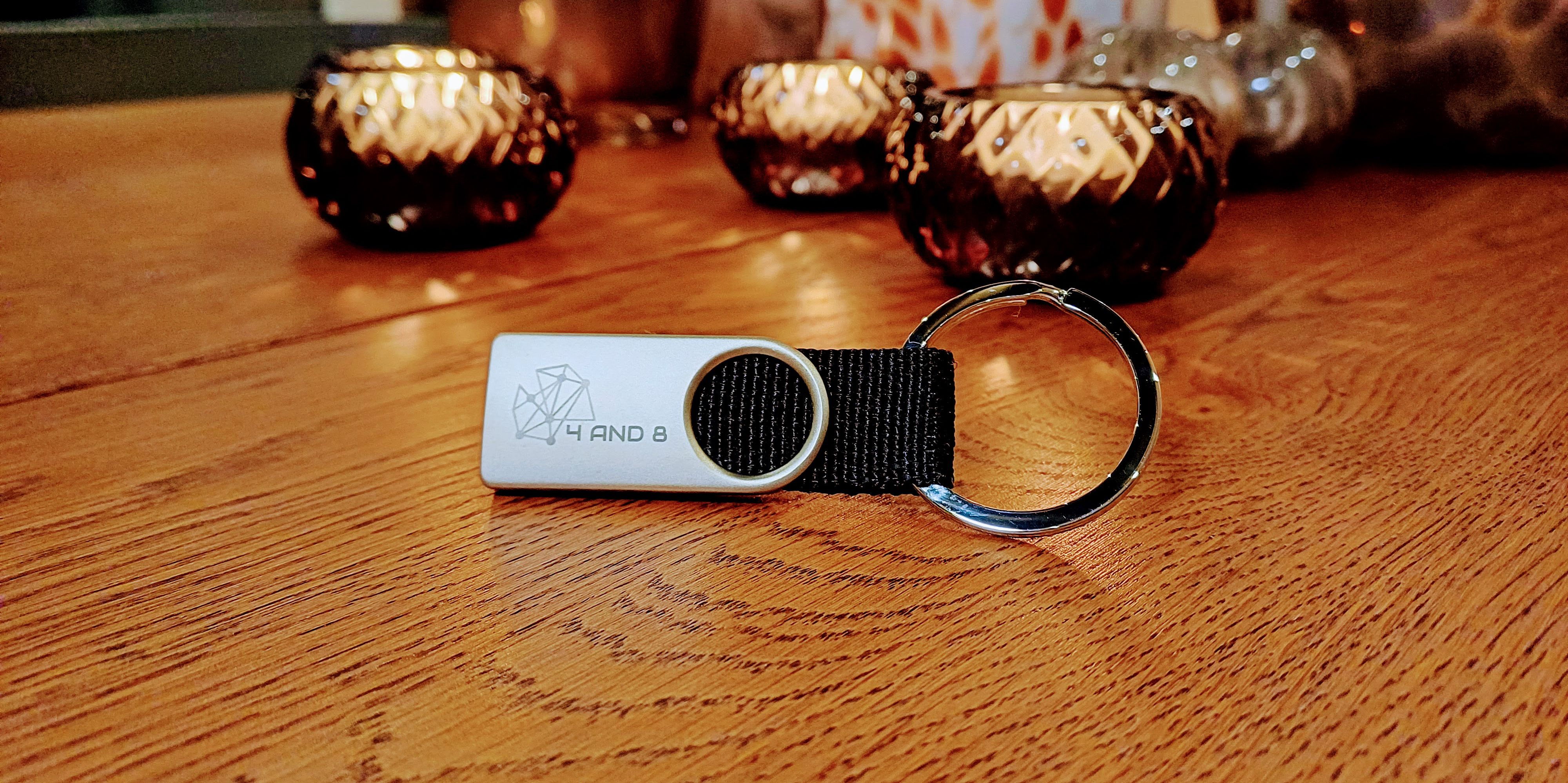 Porte-clés métal et tissu croisé