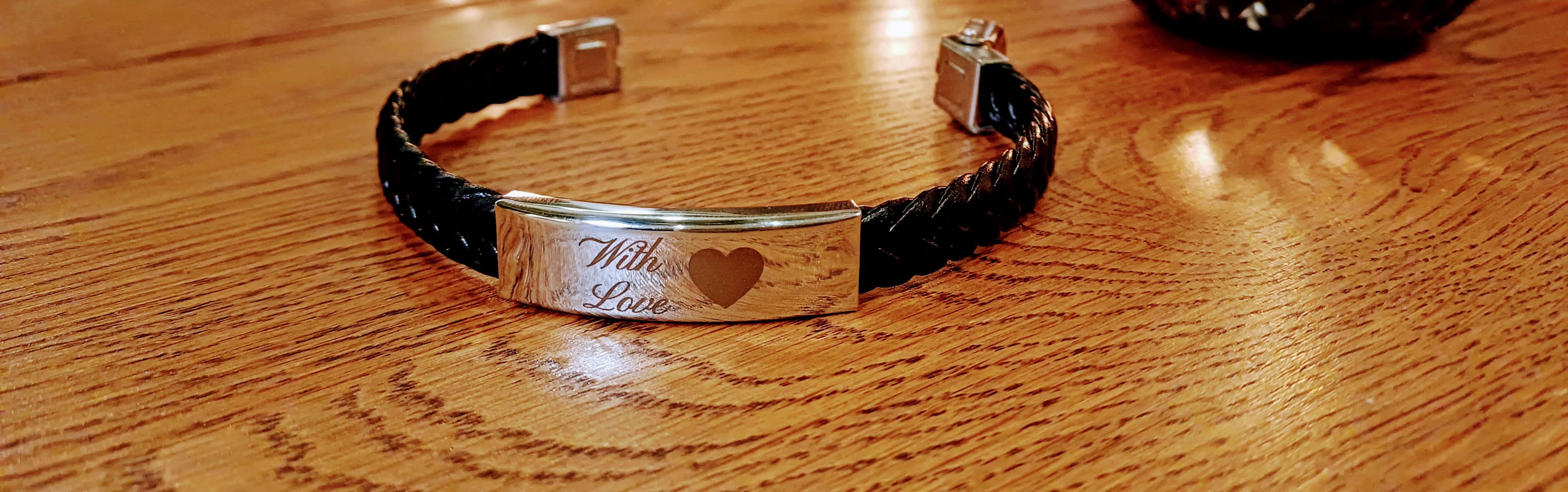 Bracelet en métal et cuir végan