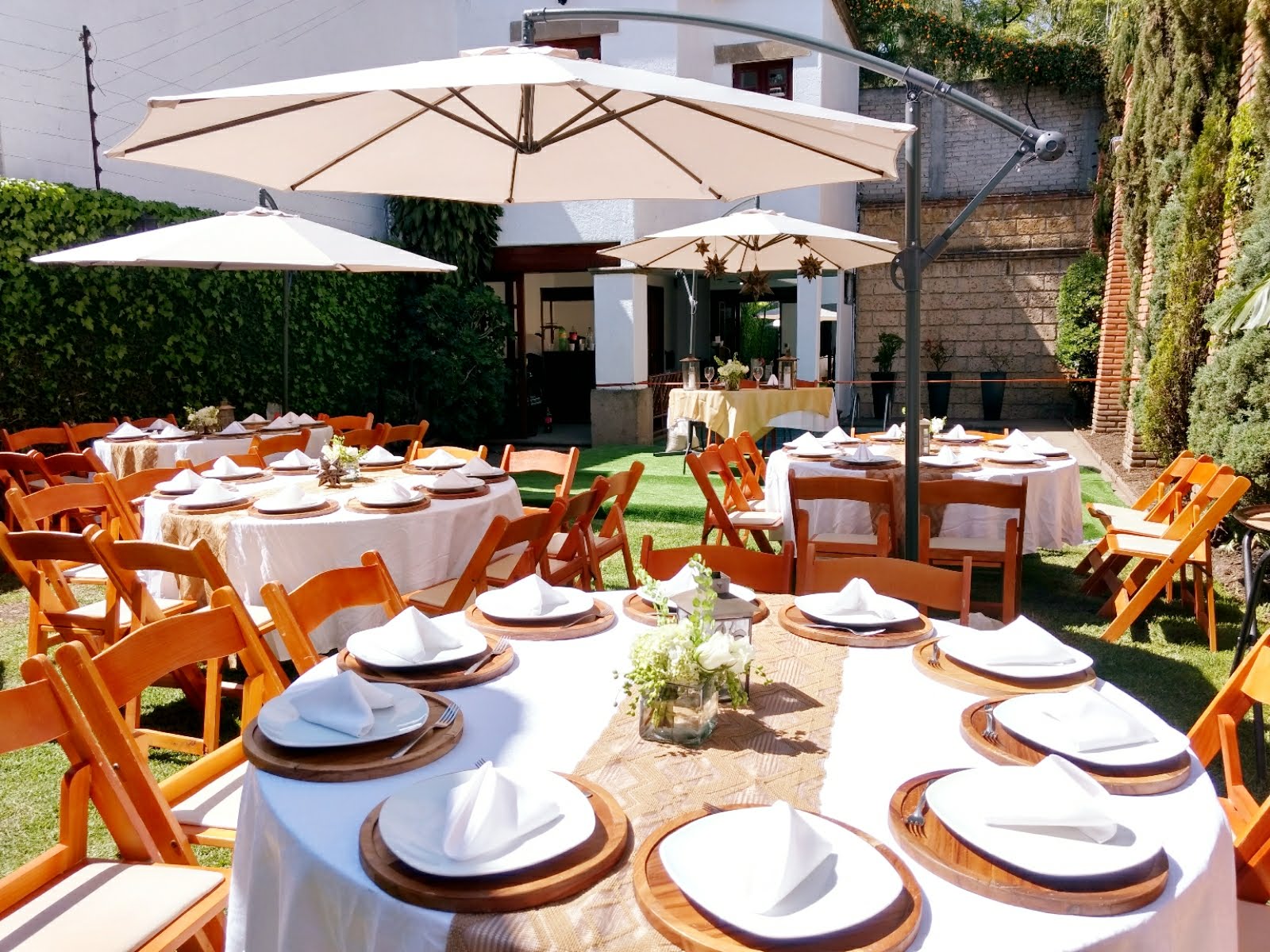 Mesa redonda y silla avant garde