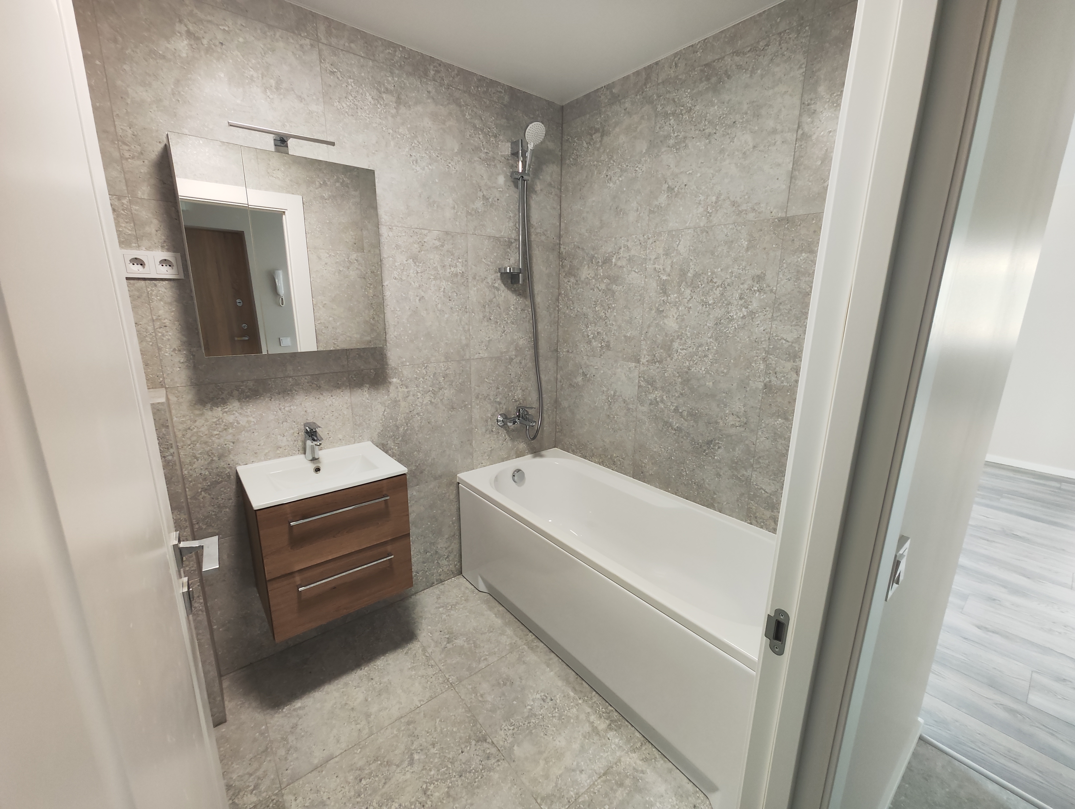 Įrengti 3-jų kambarių butai - 80,00 kv. m.