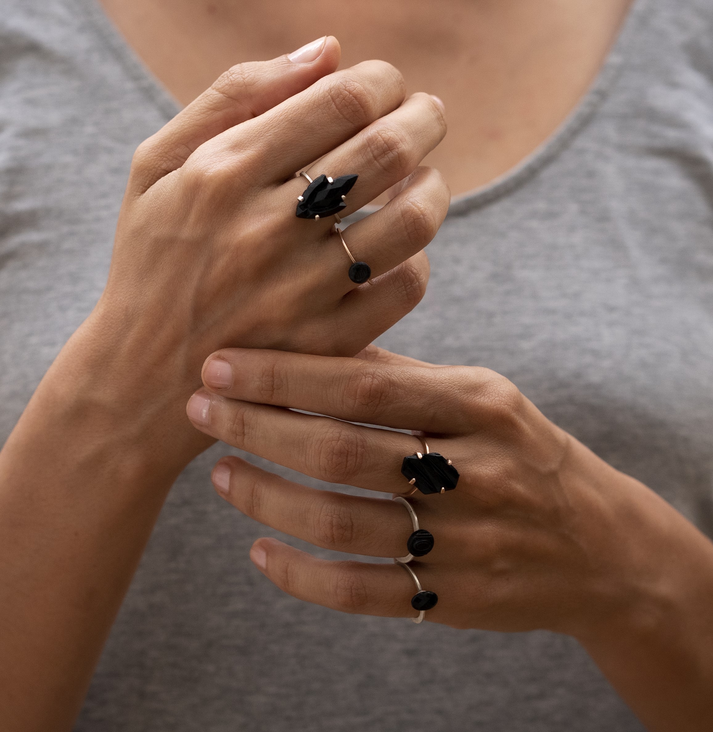 Anillo plano con botón ovalado