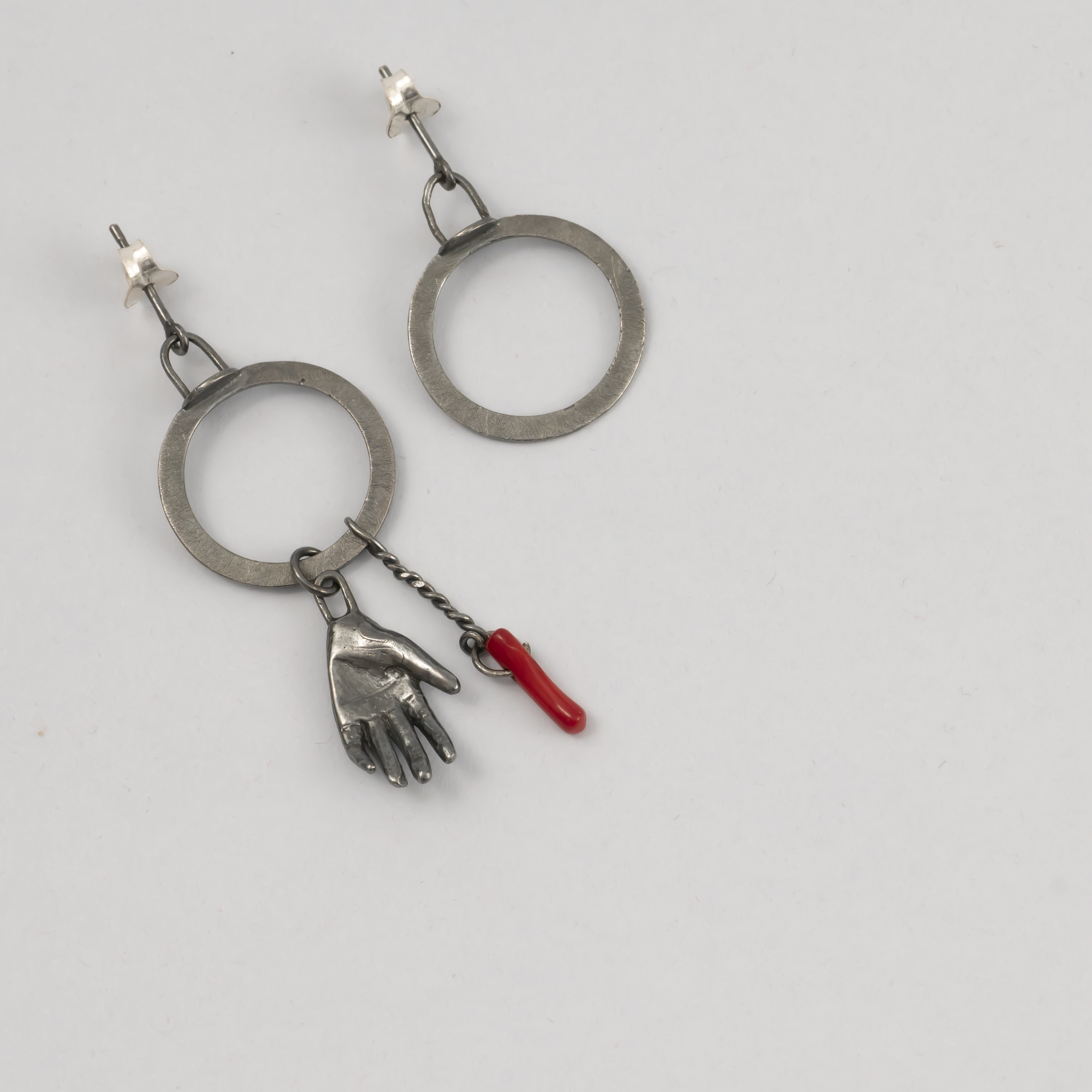 Pendientes círculo con mano y coral rojo