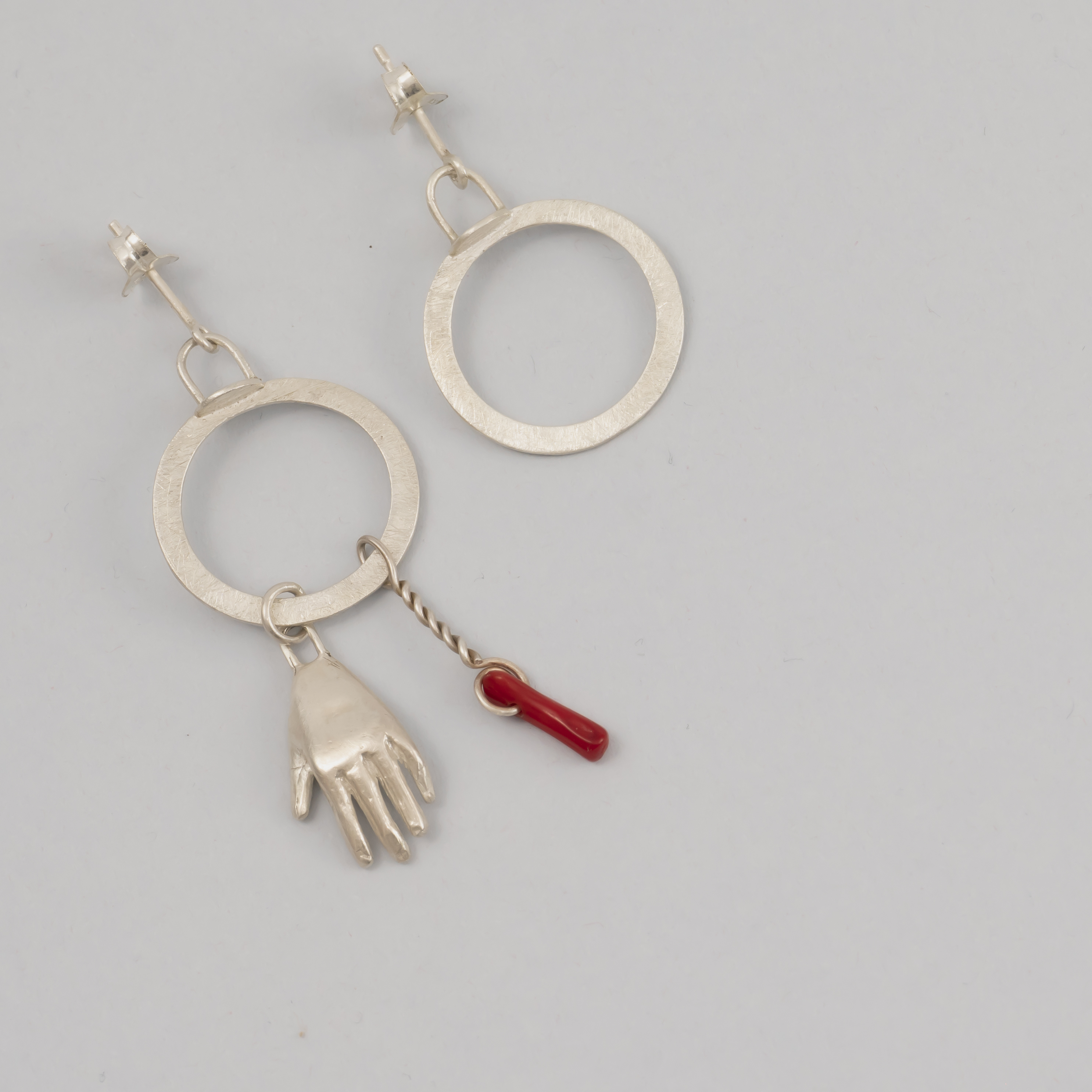 Pendientes círculo con mano y coral rojo