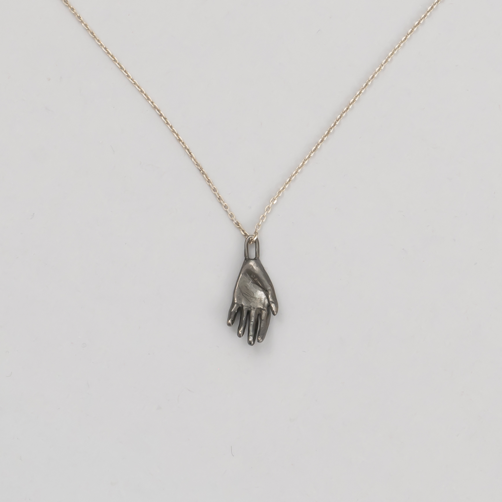 Colgante mano de plata