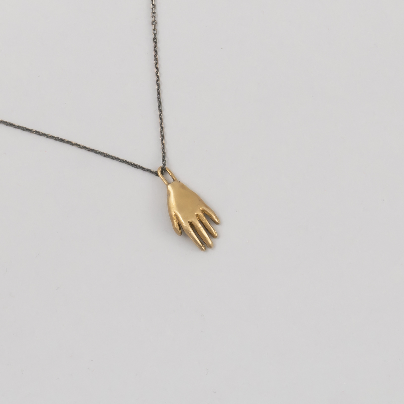 Colgante mano de latón