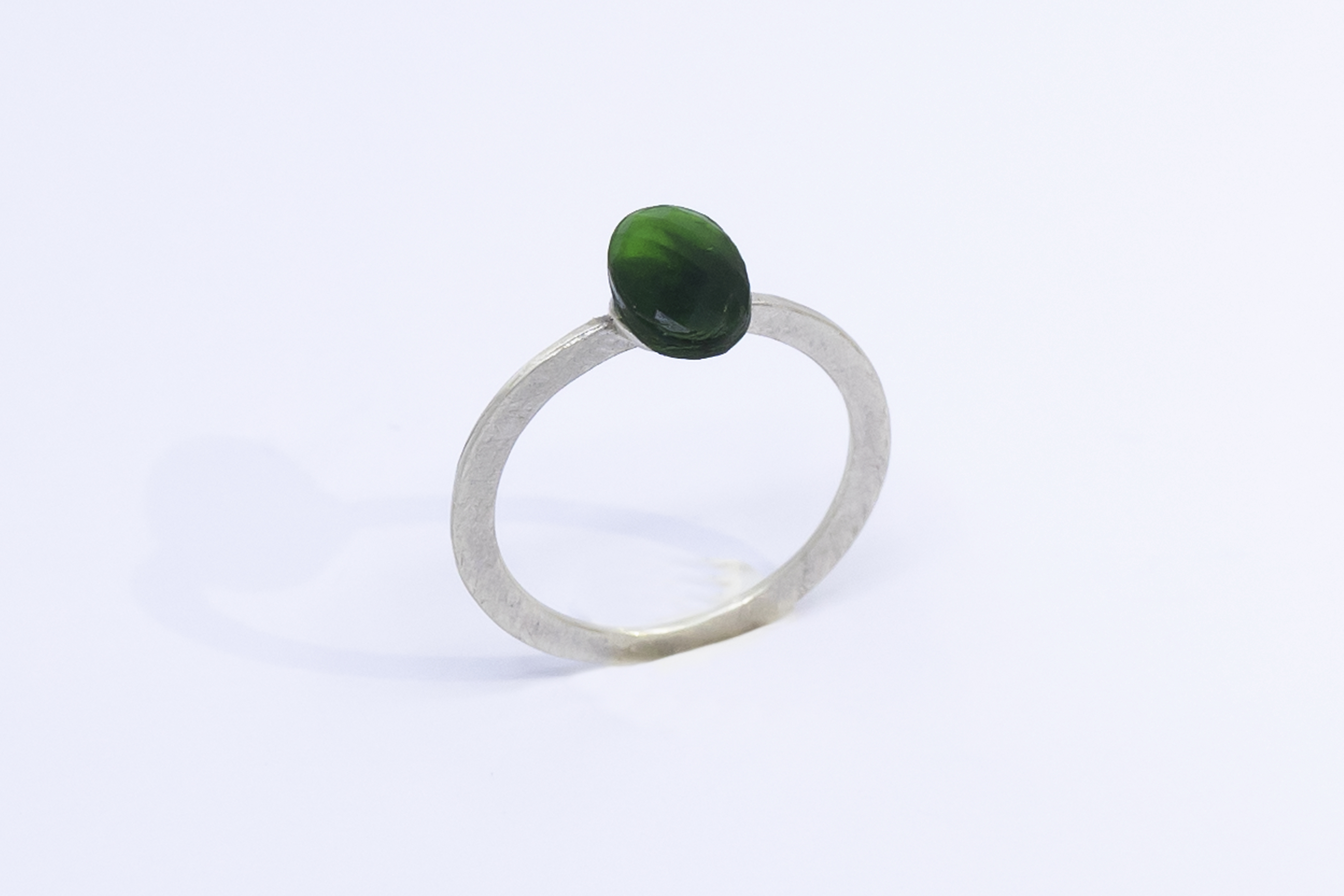 Anillo plano con botón ovalado