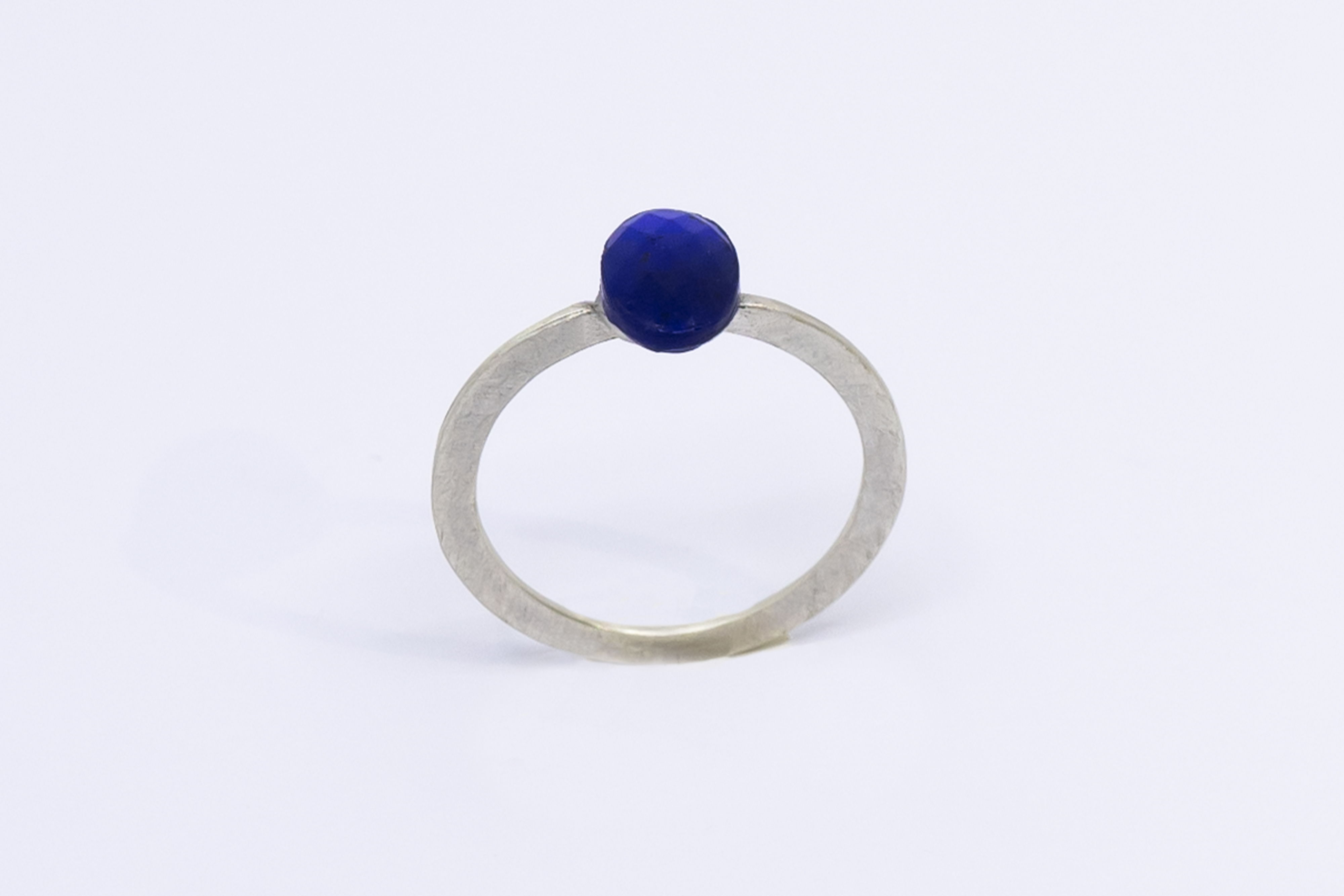 Anillo plano con botón ovalado