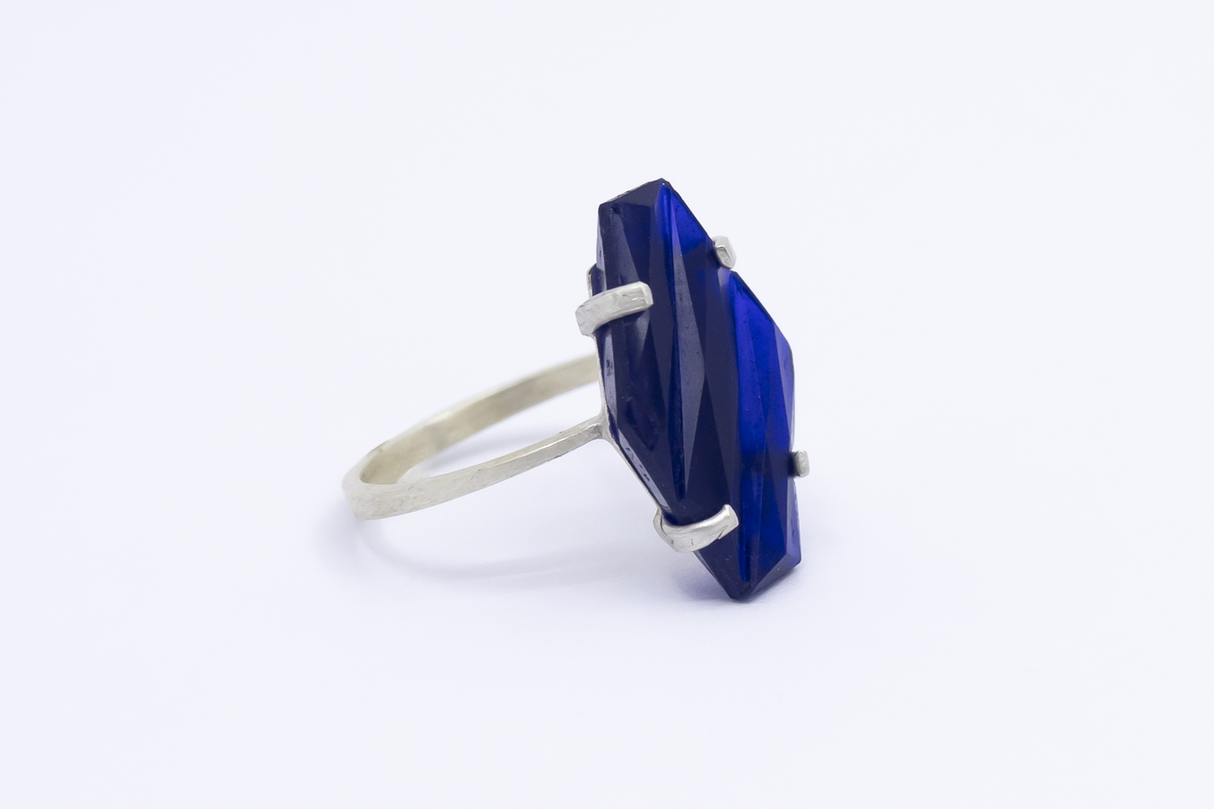 Anillo con cristal hexagonal