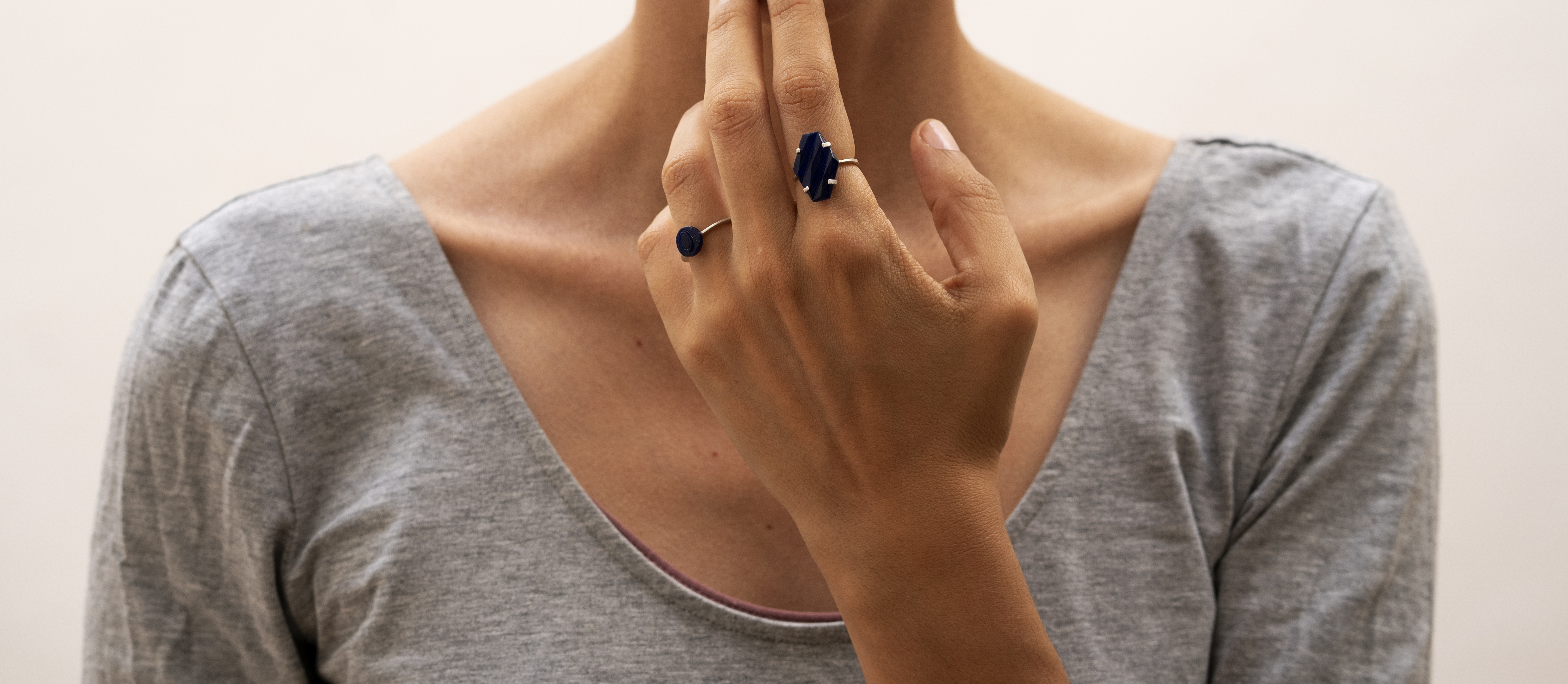 Anillo con cristal hexagonal