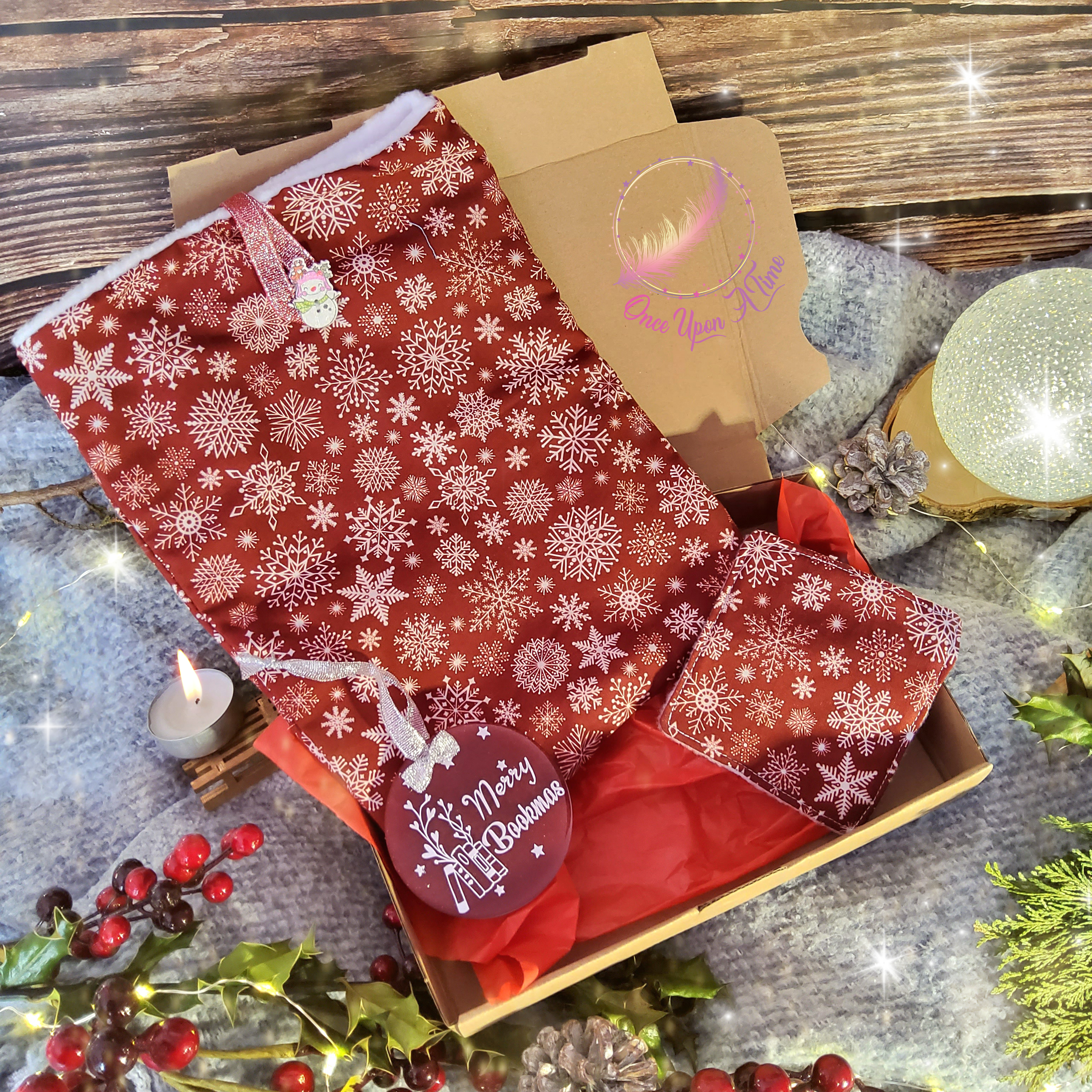 đđ
Coffret - Pochette Ă livre, sous-tasse en tissu et boule de NoĂ«l en rĂ©sine - "Merry Bookmas" đ€¶đ