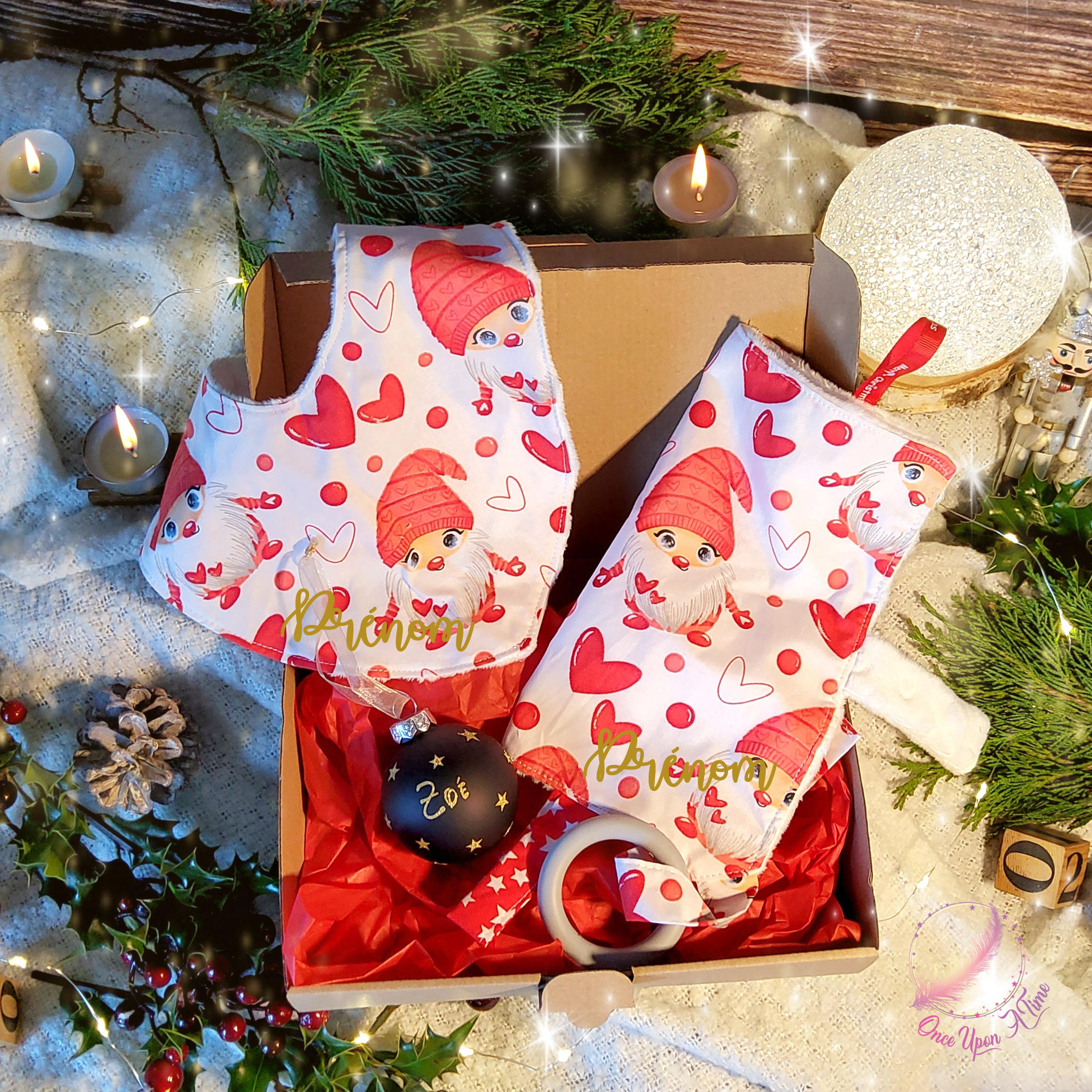 đđ
Coffret - Bavoir, doudou avec anneau de dentition et boule de NoĂ«l - Gnomes amoureux đ€¶đ