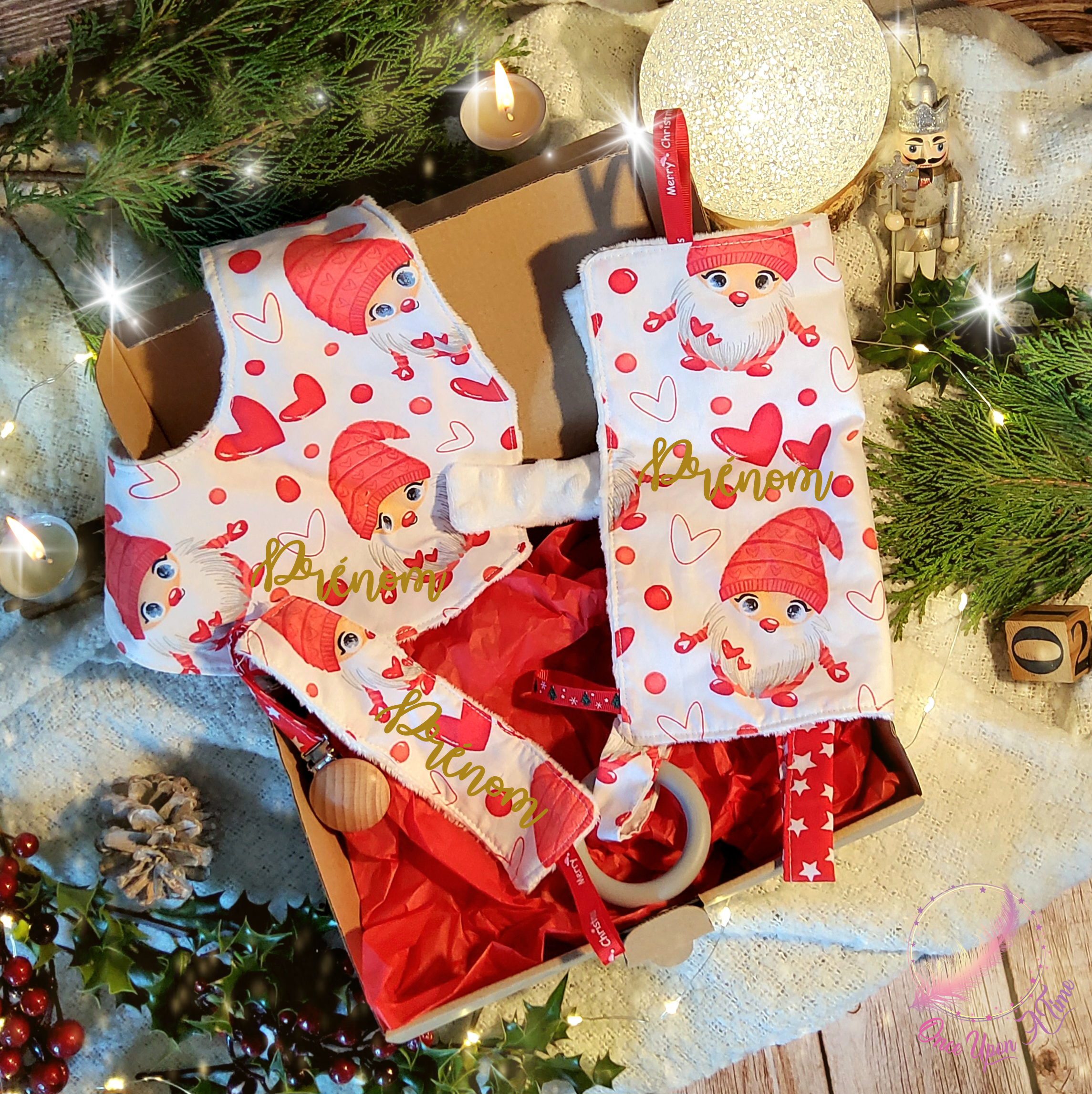 đđ
Coffret - Bavoir, doudou avec anneau de dentition et attache-tutute - Gnomes amoureux đ€¶đ