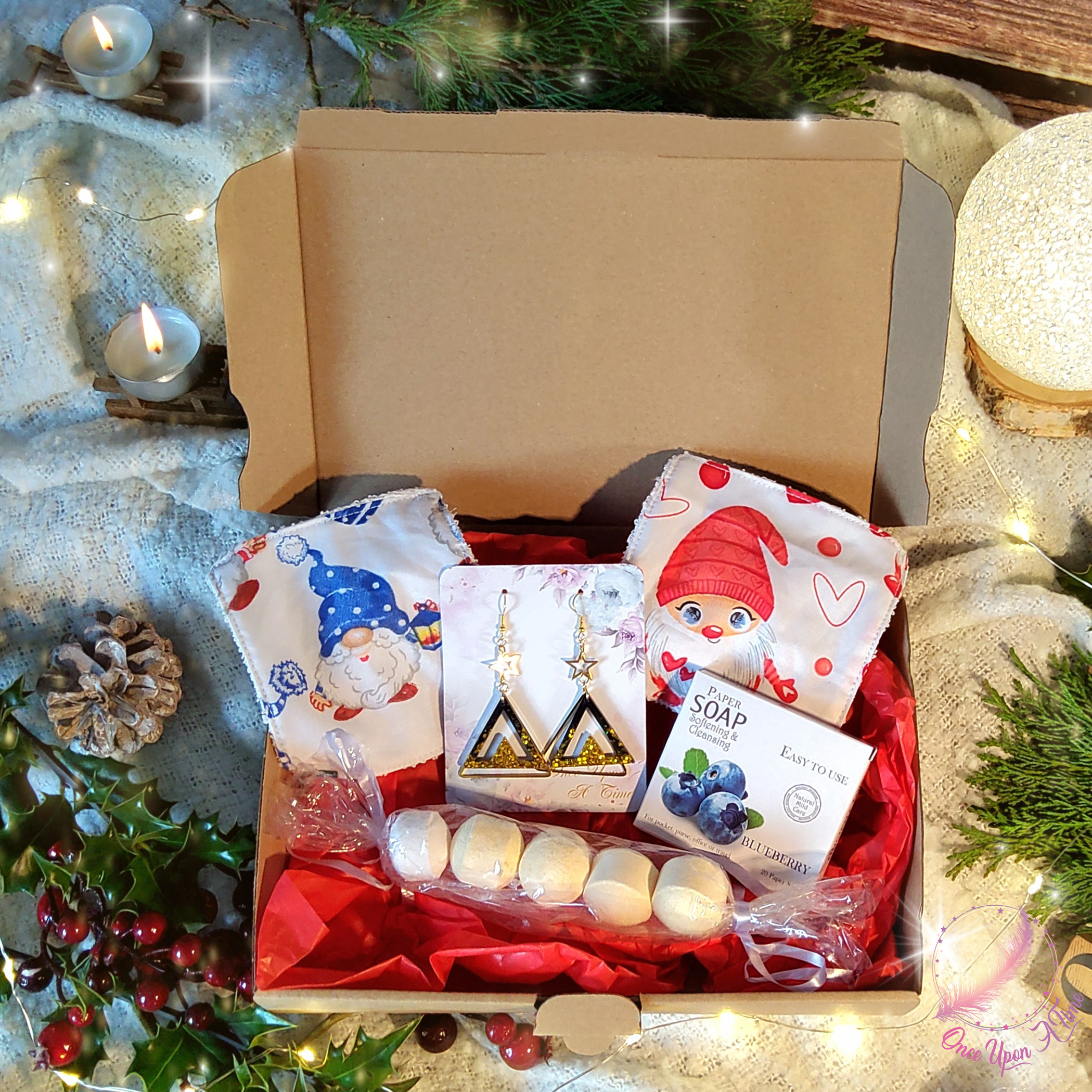 đđ
Coffret "bien-ĂȘtre" - 2 lingettes dĂ©maquillantes, 1 Ă©tui de feuilles de savon, 1 paire de boucles d'oreilles , 5 boules de bain đ€¶đ