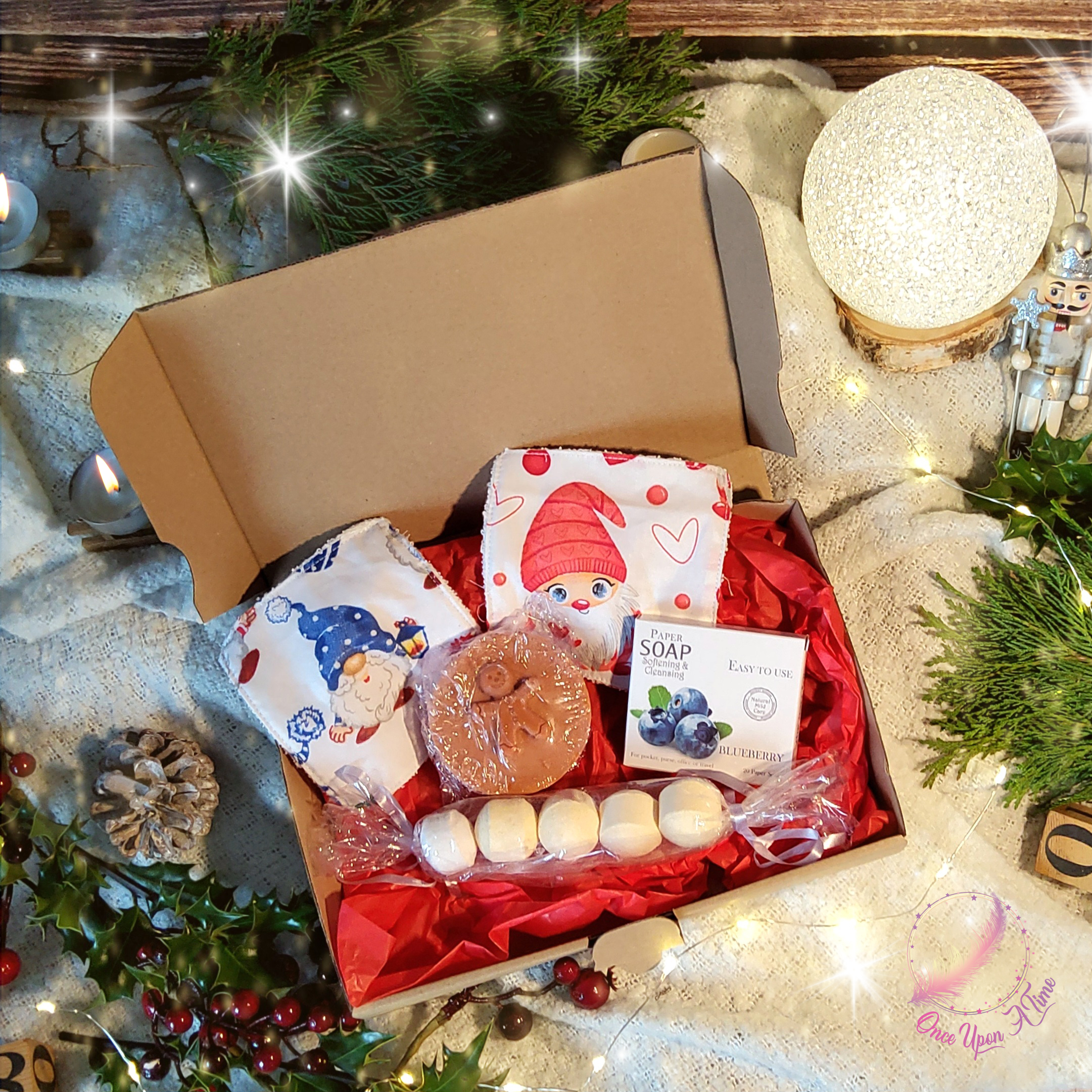 đđ
Coffret "bien-ĂȘtre" - 2 lingettes dĂ©maquillantes, 1 Ă©tui de feuilles de savon, 1 savon pain d'Ă©pices , 5 boules de bain đ€¶đ