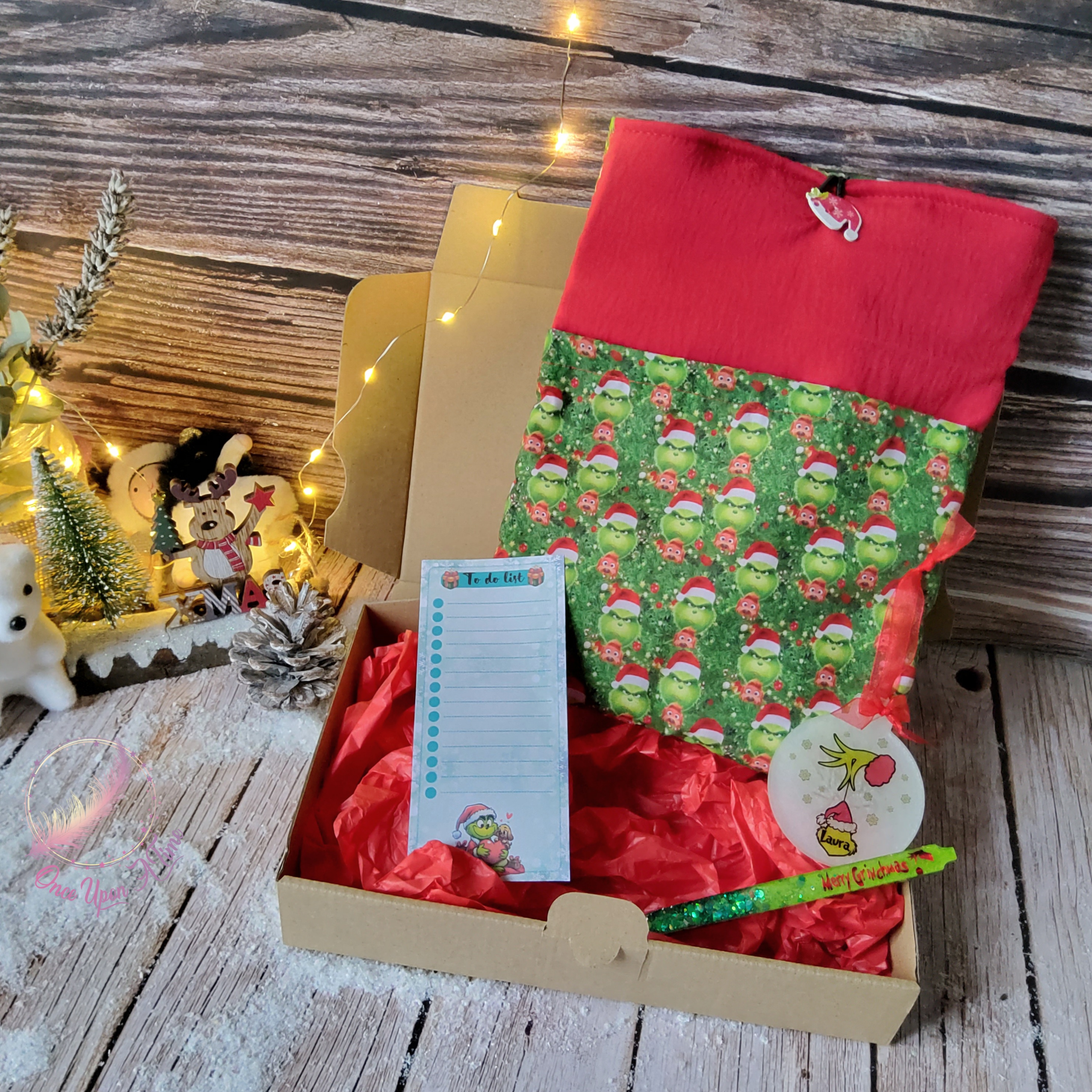 đđ
Coffret cadeau de NoĂ«l - Boule de NoĂ«l personnalisĂ©e, to do list, bic et pochette Ă livre - Grinch đ€¶đ