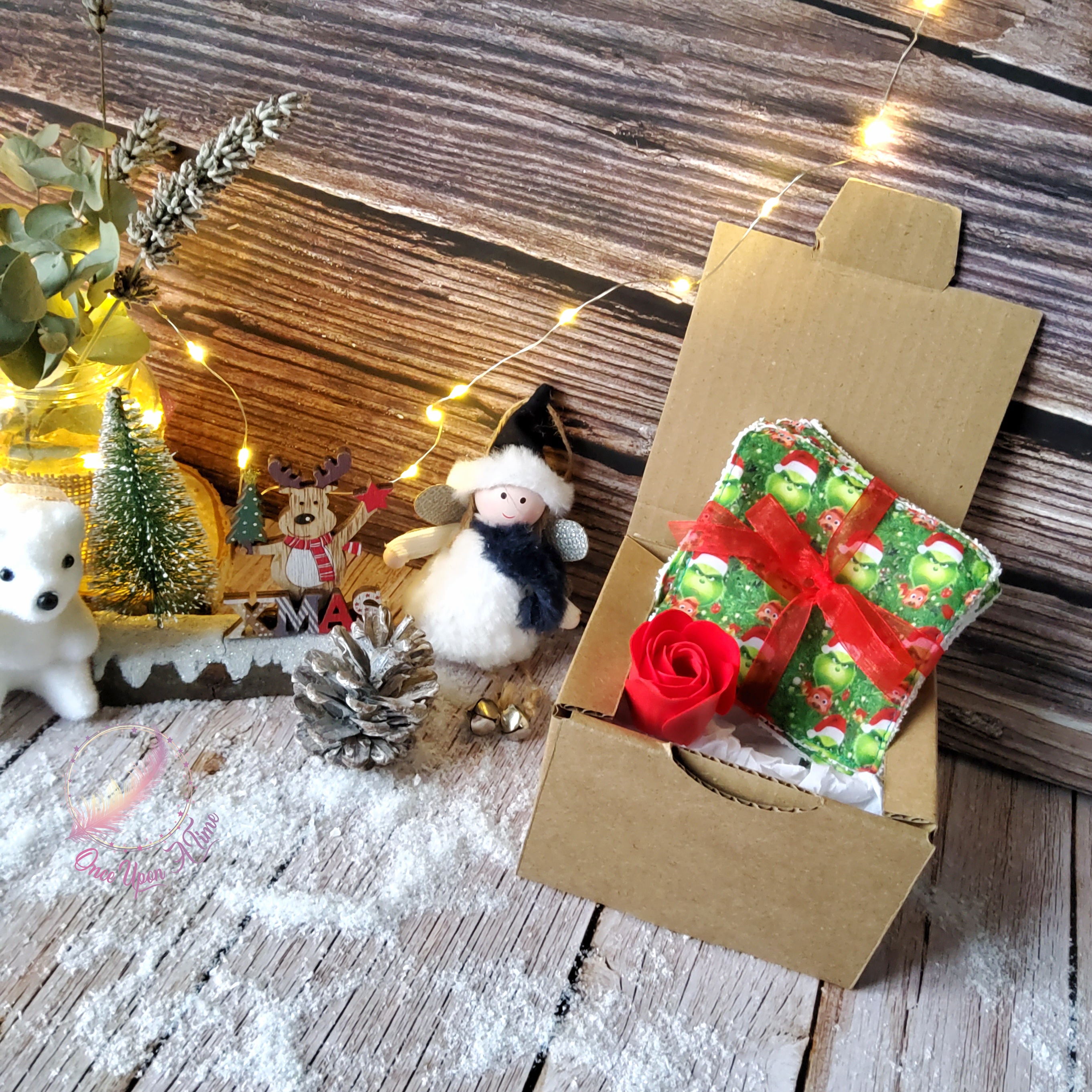 đđ
Coffret cadeau de NoĂ«l - 5 lingettes dĂ©maquillantes & 1 rose de bain - Grinch đ€¶đ