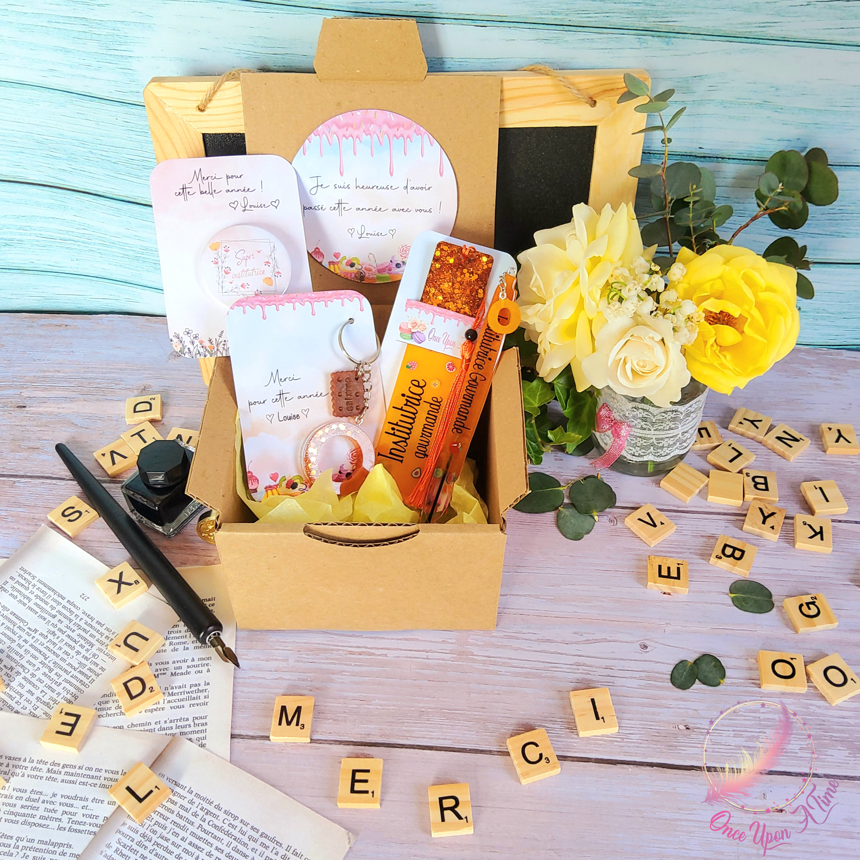 🎁🎀 Coffret cadeau : 1 marque-page, 1 bic, 1 porte-clés, 1 badge 45mm - Plusieurs thèmes - Institutrice, instituteur, maître, maîtresse, puéricultrice  🎀🎁