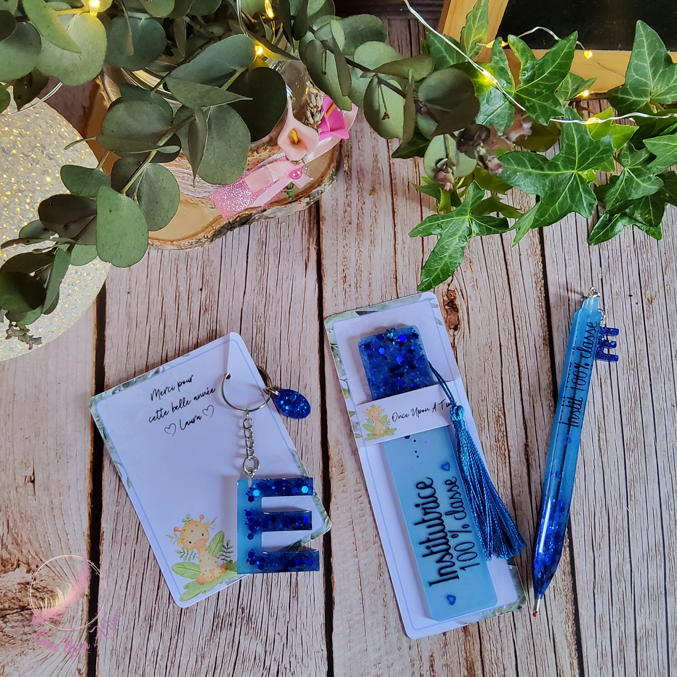 🎁🎀 Coffret cadeau : 1 marque-page, 1 bic, 1 porte-clés, 1 to do list, 1 fondant parfumé "Merci" - Plusieurs thèmes - Institutrice, instituteur, maître, maîtresse, puéricultrice  🎀🎁