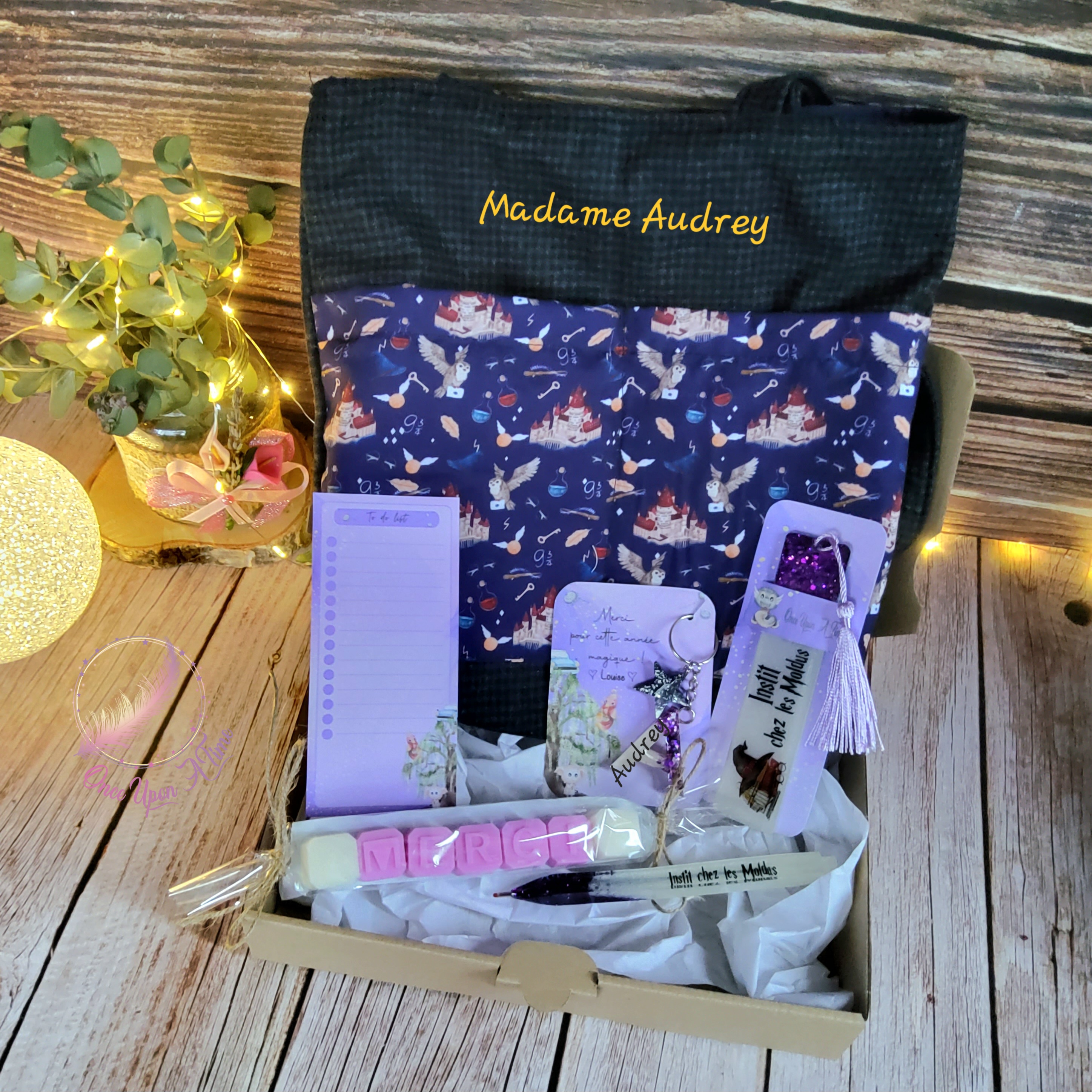 🎁🎀 Coffret cadeau : 1 marque-page, 1 bic, 1 porte-clés, 1 to do list, 1 fondant "merci" et 1 tote bag - Plusieurs thèmes - Institutrice ou puéricultrice  🎀🎁