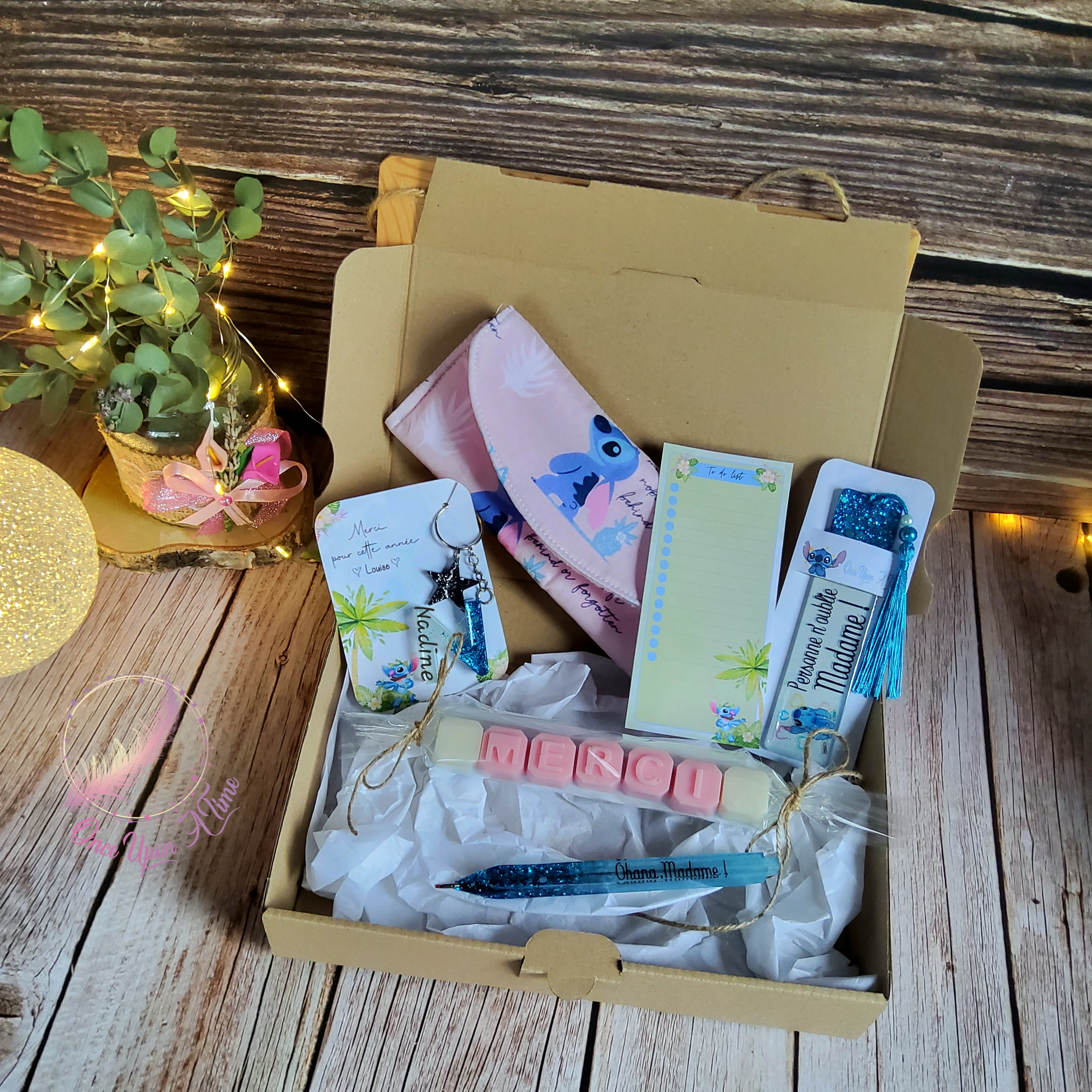 🎁🎀 Coffret cadeau : 1 marque-page, 1 bic, 1 porte-clés, 1 to do list, 1 fondant "merci" et 1 pochette à lunettes - Plusieurs thèmes - Institutrice  🎀🎁