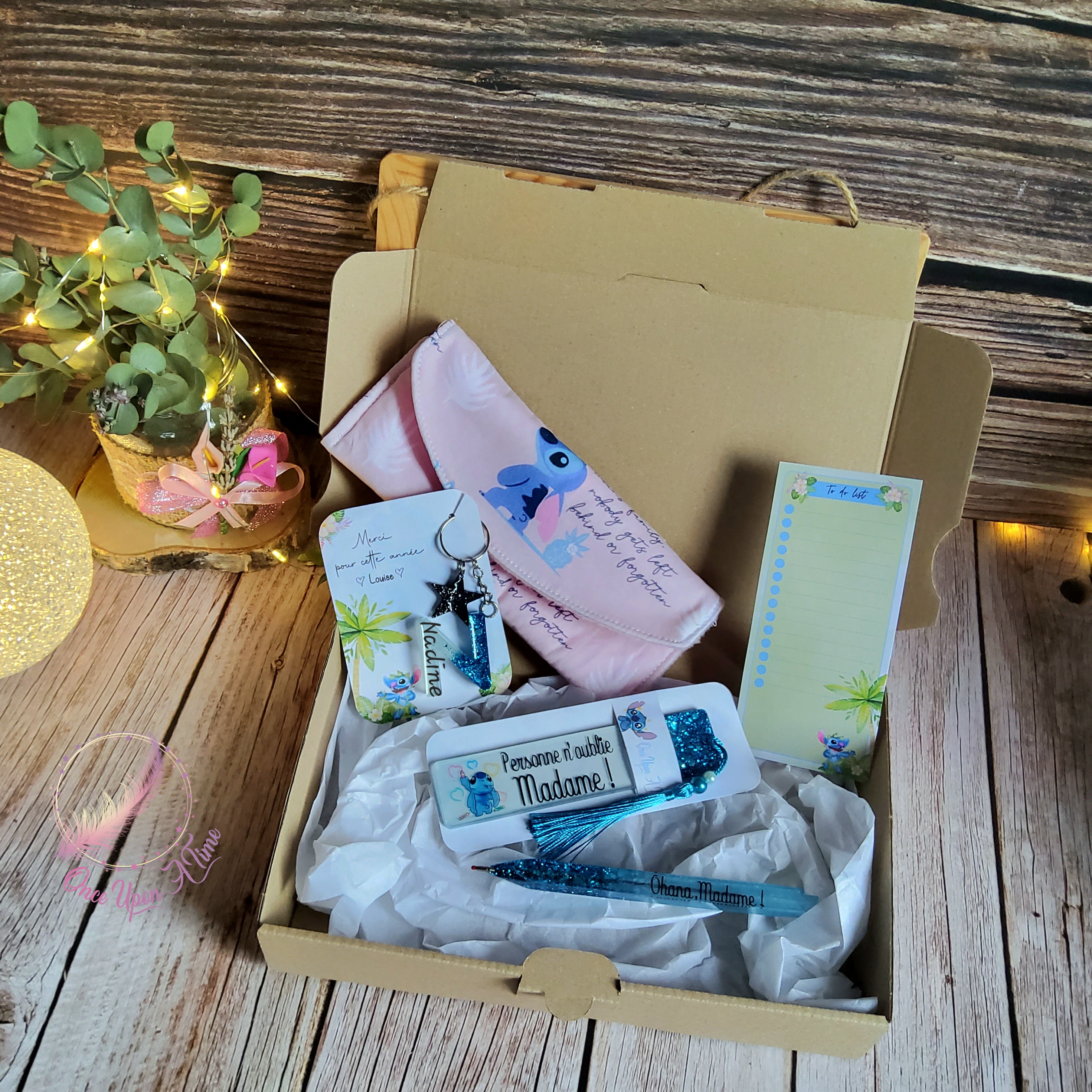🎁🎀 Coffret cadeau : 1 marque-page, 1 bic, 1 porte-clés, 1 to do list et 1 pochette à lunettes - Plusieurs thèmes - Institutrice  🎀🎁