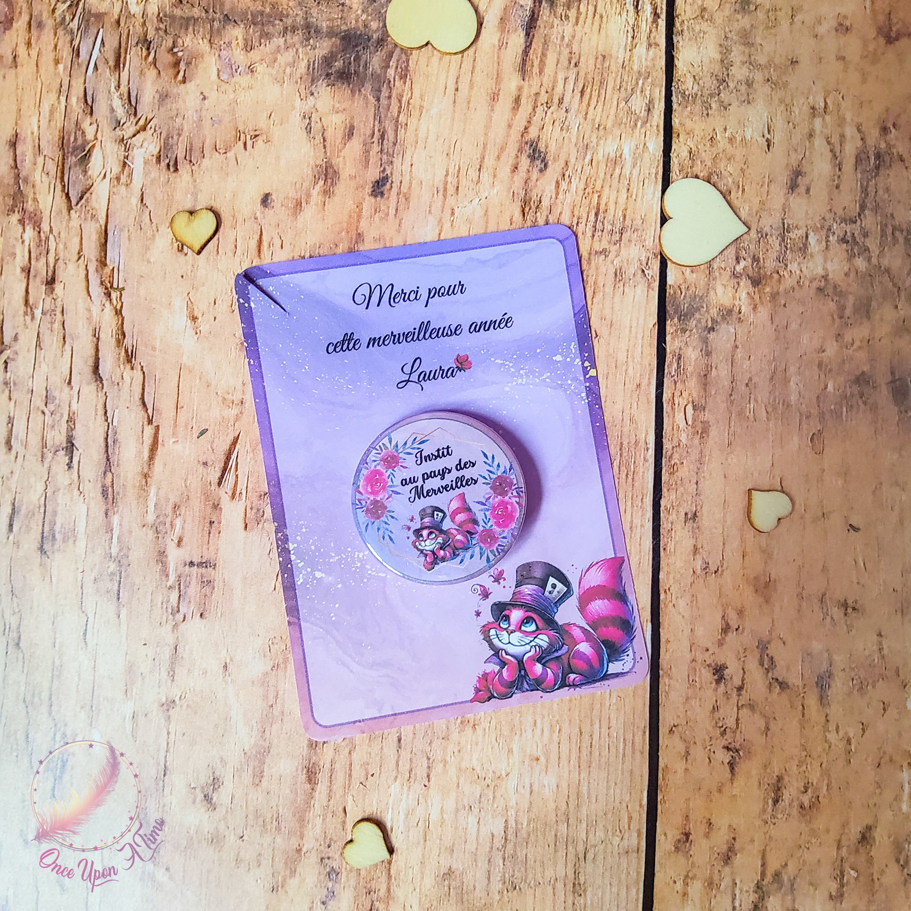 🎁🎀 Badge et petite carte de remerciement - Institutrice / maîtresse / puéricultrice au pays des Merveilles 🎀🎁