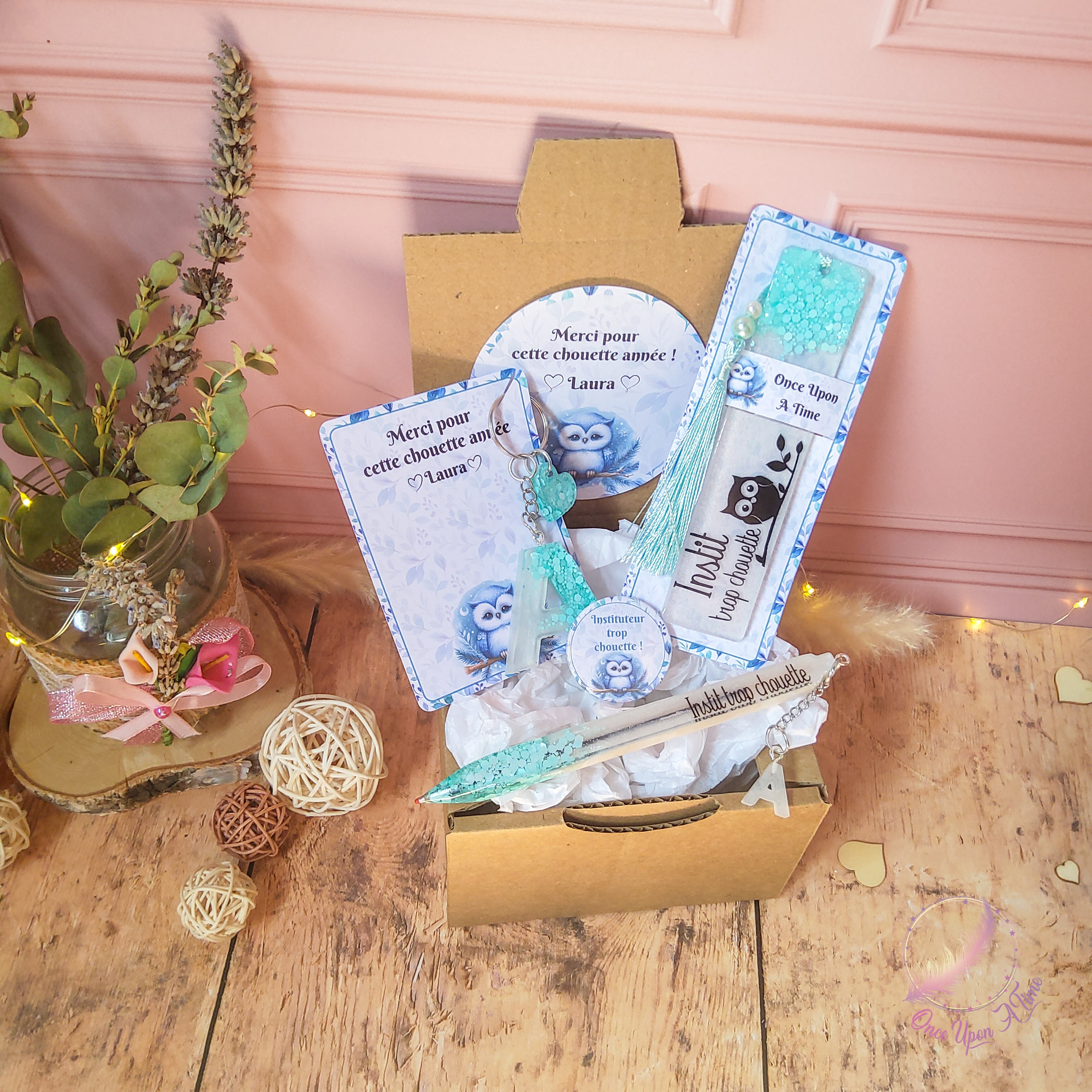 🎁🎀 Coffret cadeau : 1 marque-page, 1 bic, 1 porte-clés, 1 badge 45mm - Thème chouette - Institutrice, instituteur, maître, maîtresse, puéricultrice  🎀🎁