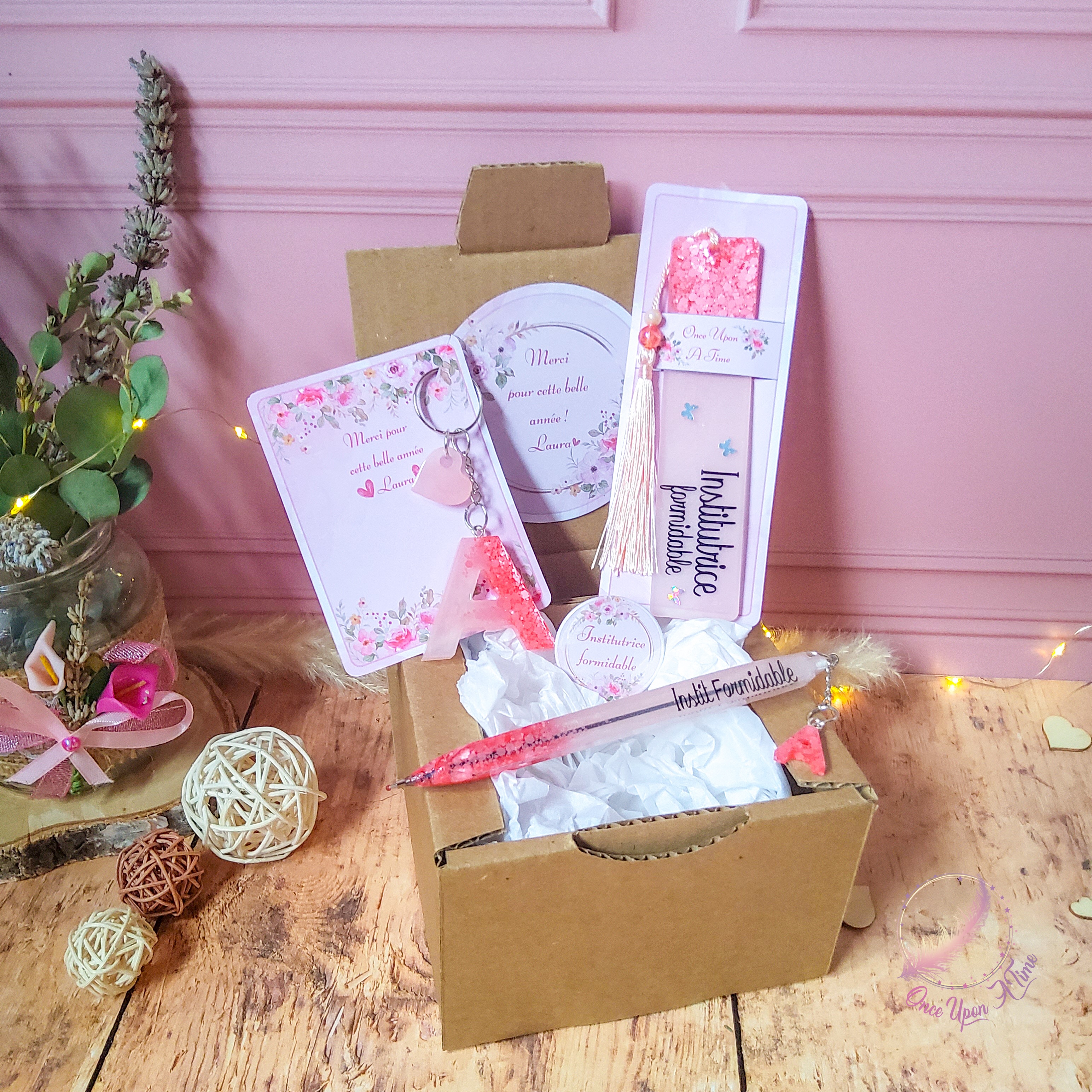 🎁🎀 Coffret cadeau : 1 marque-page, 1 bic, 1 porte-clés, 1 badge 45mm - Institutrice, maîtresse, puéricultrice formidable 🎀🎁