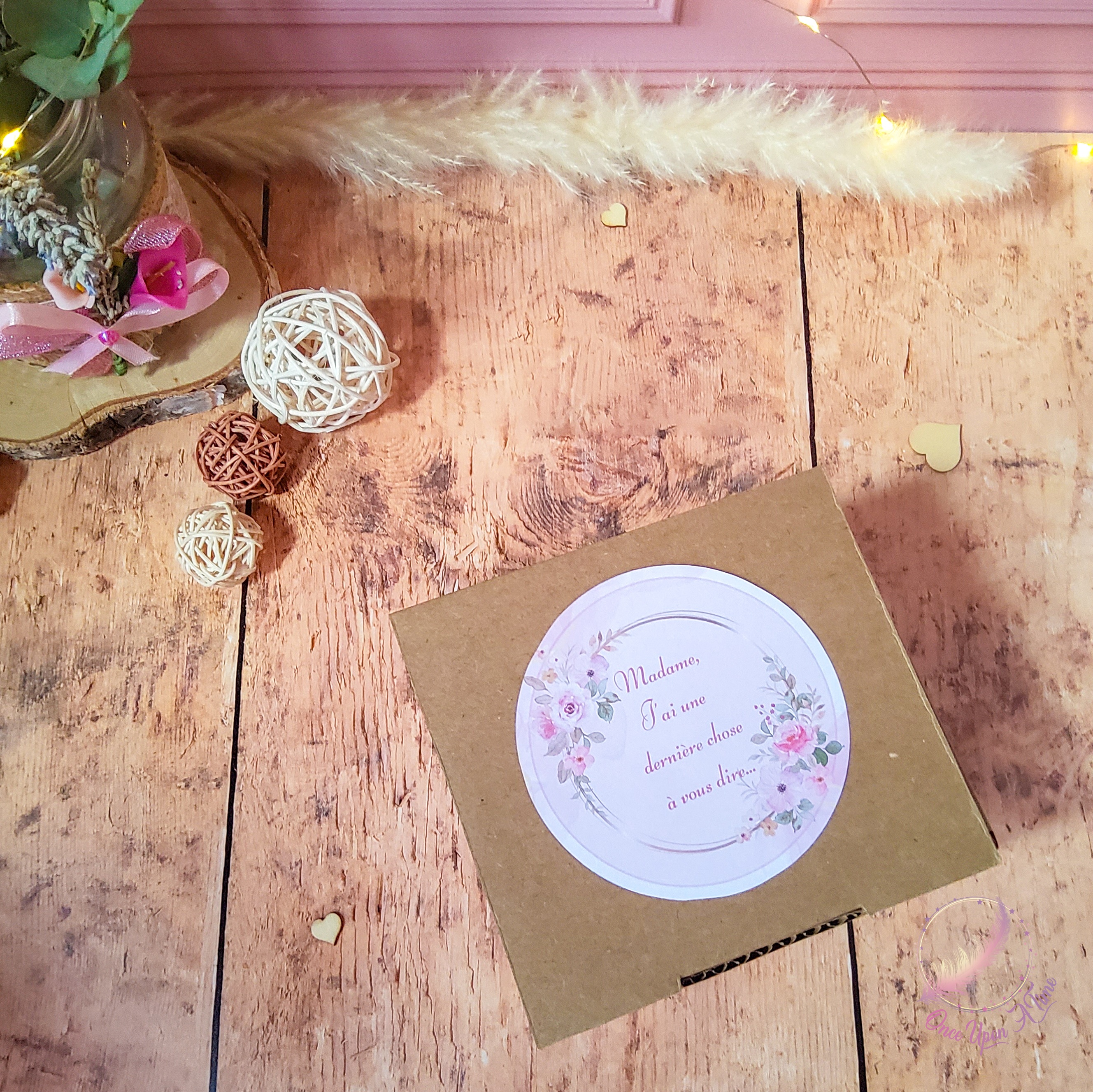 🎁🎀 Coffret cadeau : 1 marque-page, 1 bic, 1 porte-clés, 1 badge 45mm - Institutrice, maîtresse, puéricultrice formidable 🎀🎁