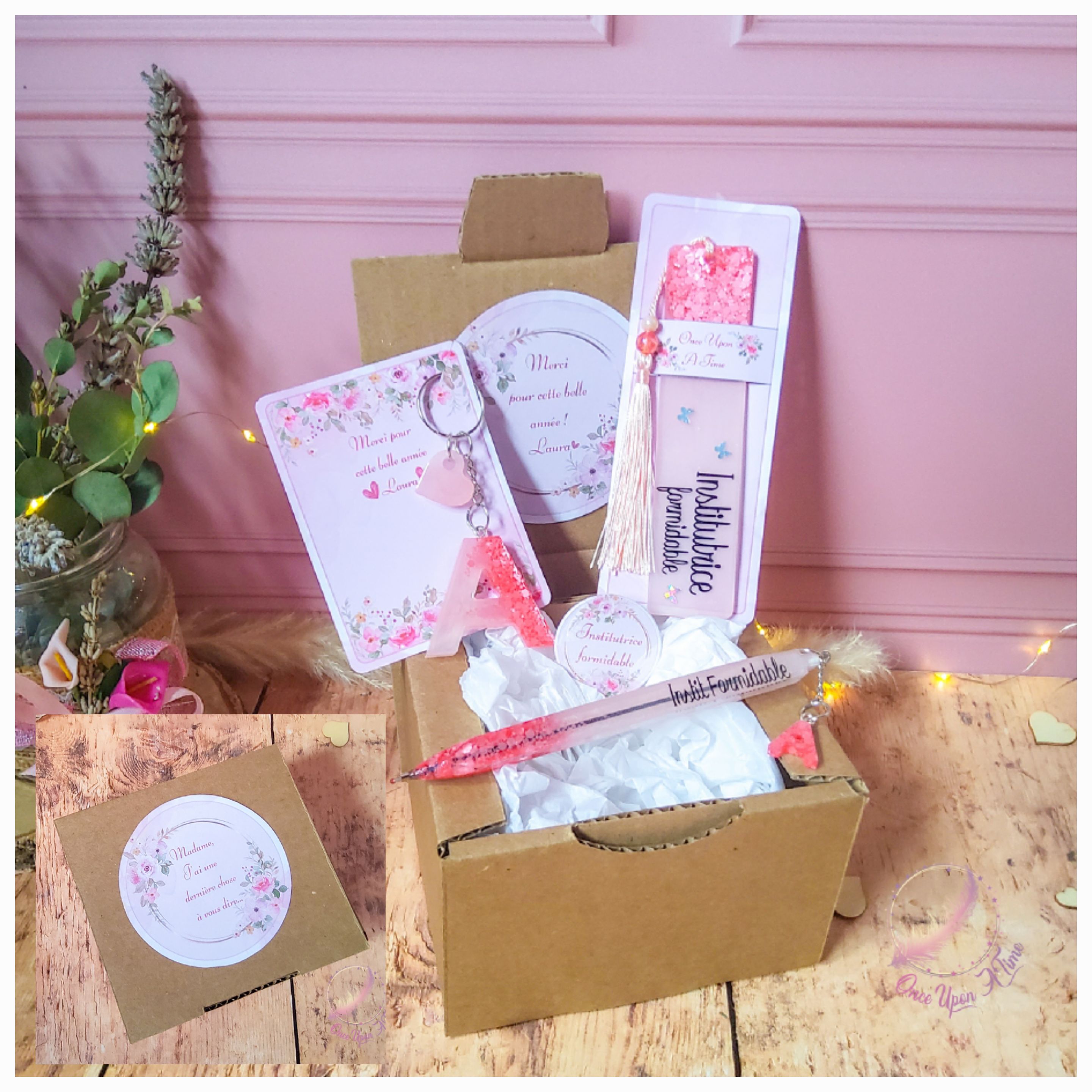 🎁🎀 Coffret cadeau : 1 marque-page, 1 bic, 1 porte-clés, 1 badge 45mm - Institutrice, maîtresse, puéricultrice formidable 🎀🎁