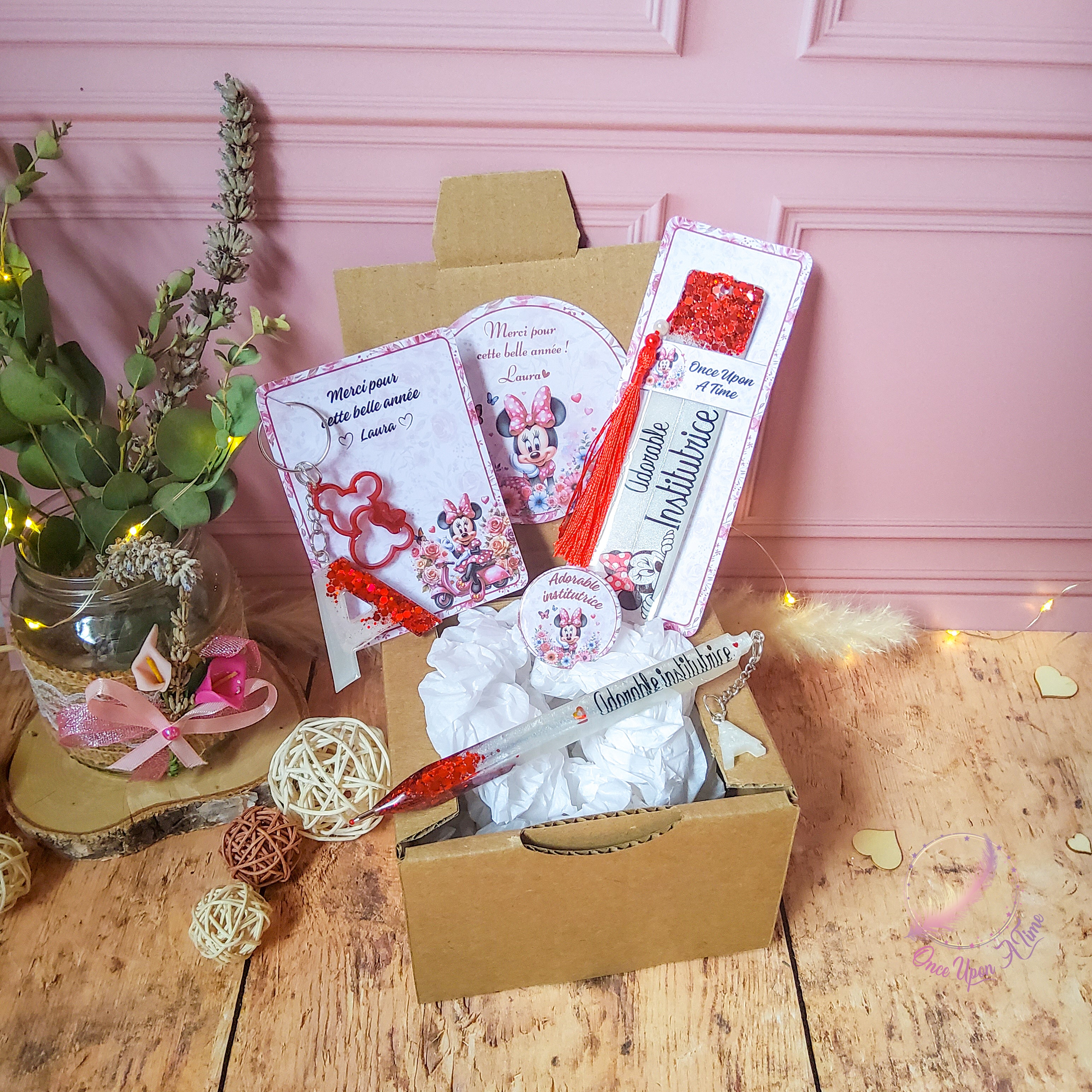 🎁🎀 Coffret cadeau : 1 marque-page, 1 bic, 1 porte-clés, 1 badge 45mm - Minnie - Adorable Institutrice, maîtresse, puéricultrice formidable 🎀🎁