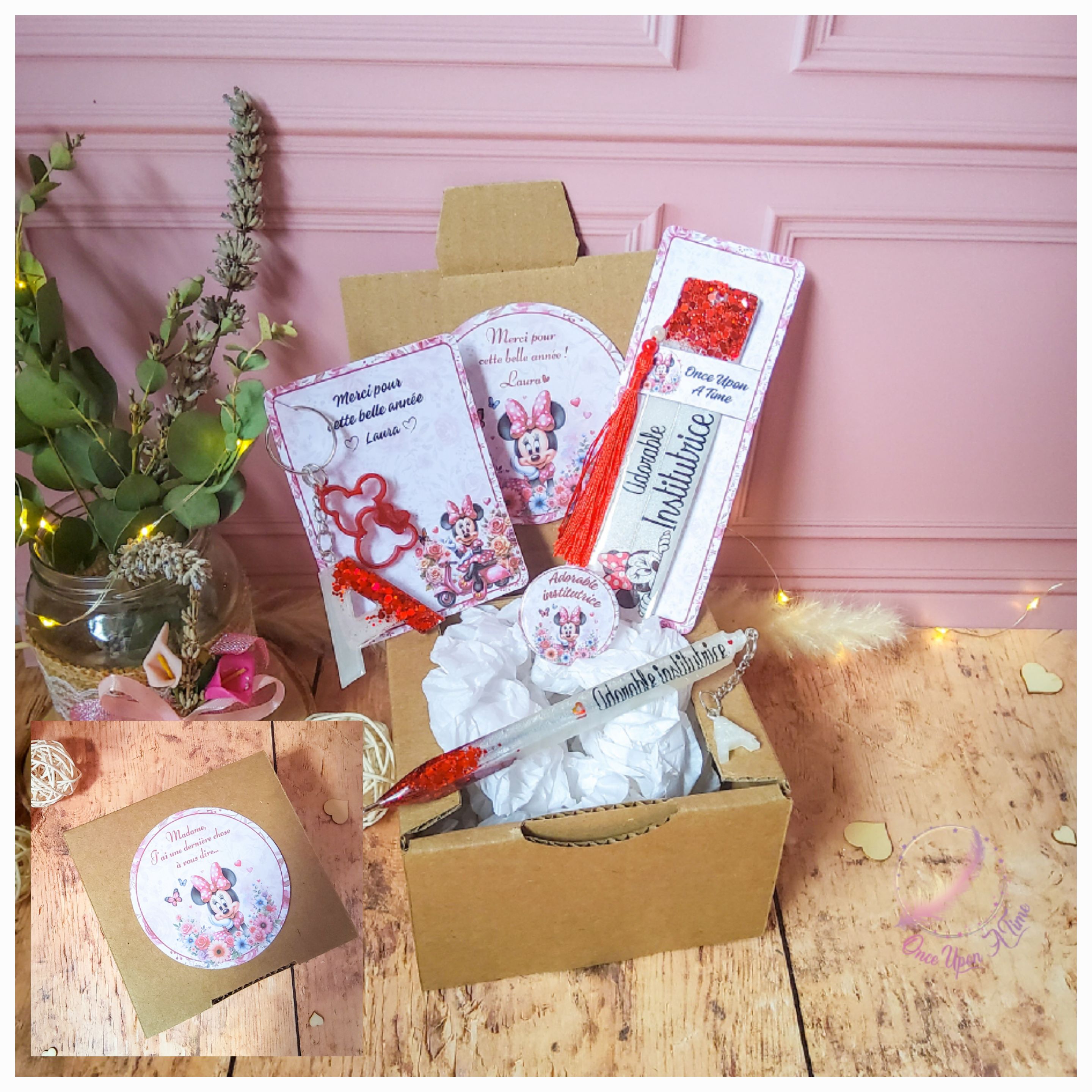 🎁🎀 Coffret cadeau : 1 marque-page, 1 bic, 1 porte-clés, 1 badge 45mm - Minnie - Adorable Institutrice, maîtresse, puéricultrice formidable 🎀🎁