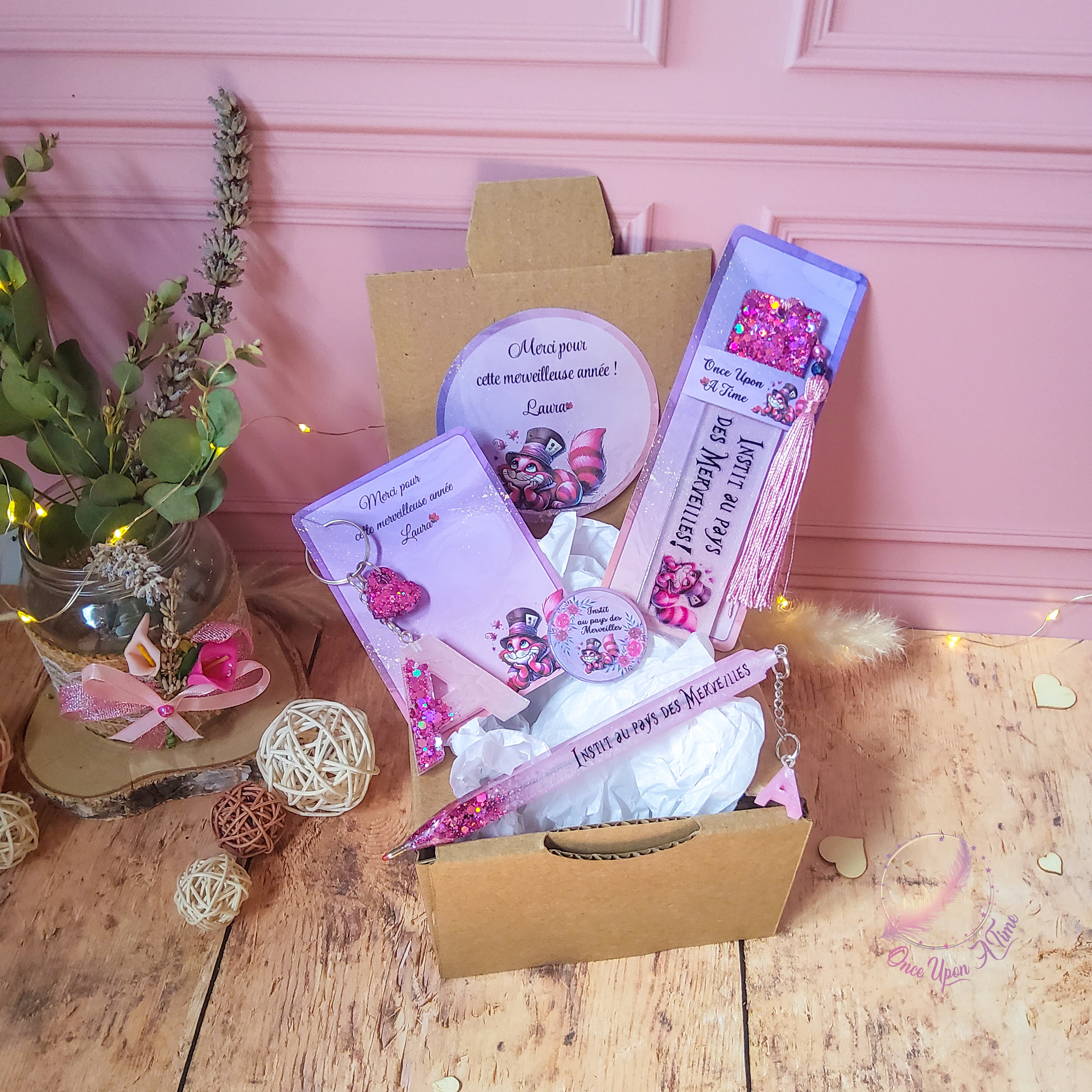 🎁🎀 Coffret cadeau : 1 marque-page, 1 bic, 1 porte-clés, 1 badge 45mm - Chat de Cheshire - Institutrice, maîtresse, puéricultrice au pays des Merveilles 🎀🎁