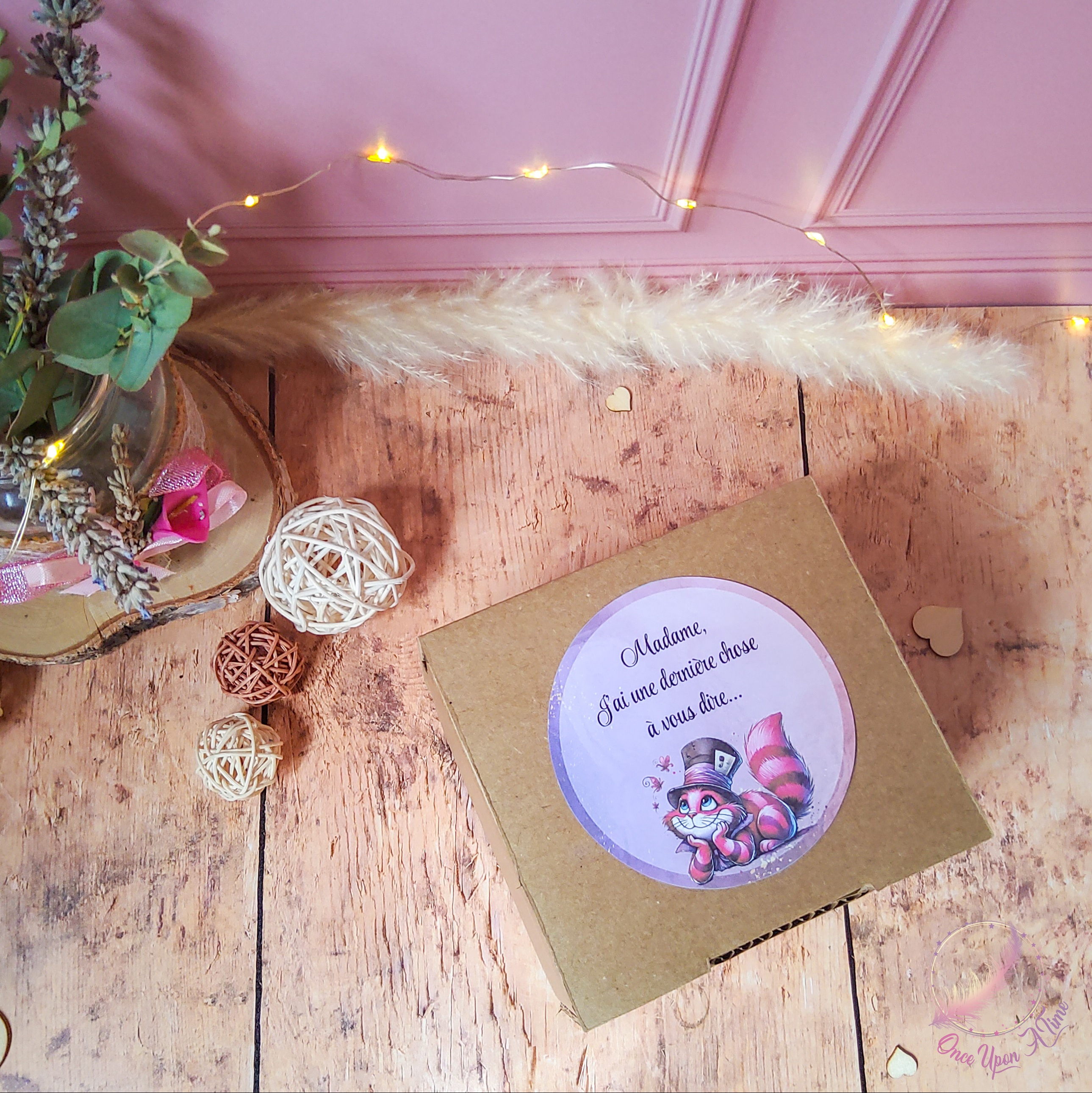 🎁🎀 Coffret cadeau : 1 marque-page, 1 bic, 1 porte-clés, 1 badge 45mm - Chat de Cheshire - Institutrice, maîtresse, puéricultrice au pays des Merveilles 🎀🎁