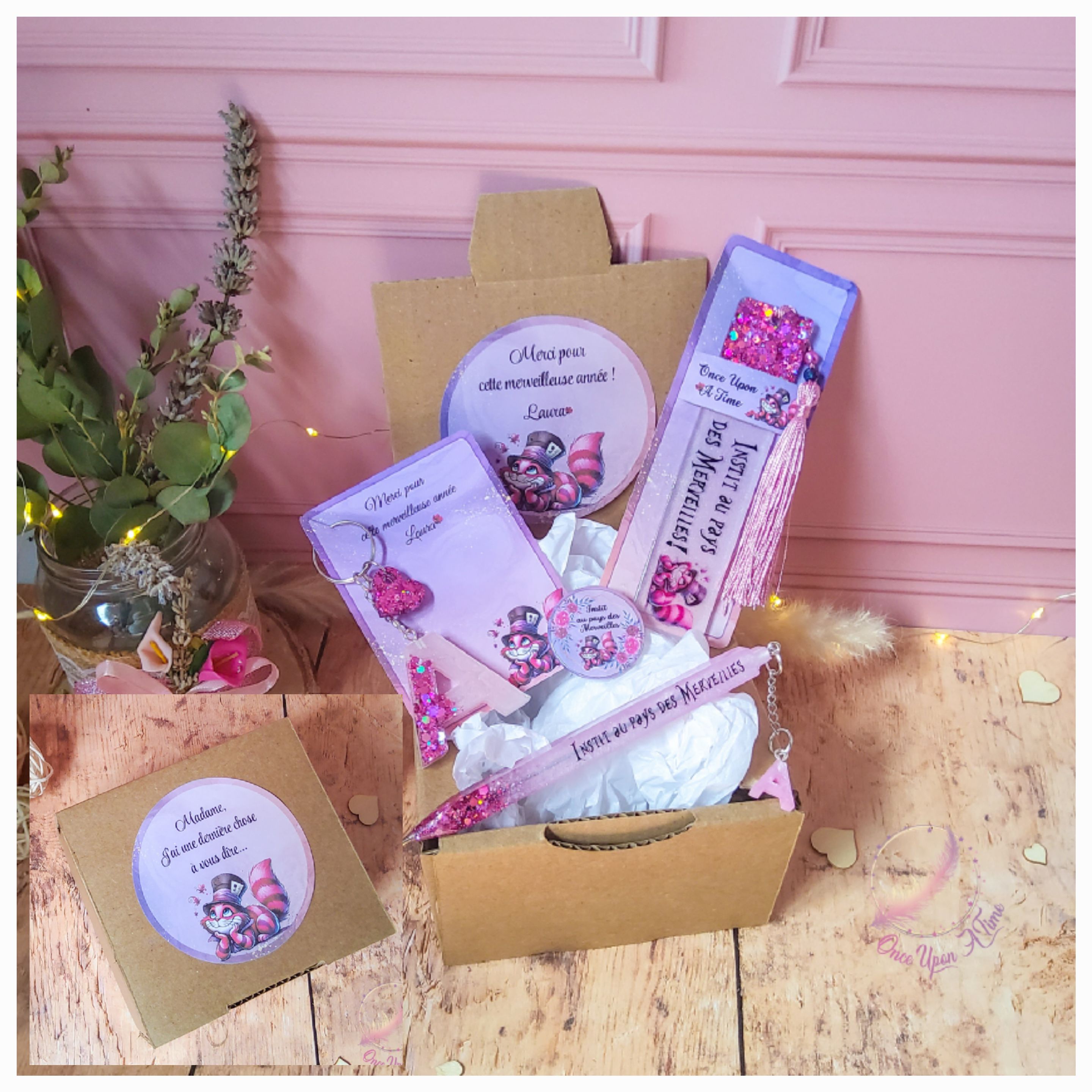 🎁🎀 Coffret cadeau : 1 marque-page, 1 bic, 1 porte-clés, 1 badge 45mm - Chat de Cheshire - Institutrice, maîtresse, puéricultrice au pays des Merveilles 🎀🎁