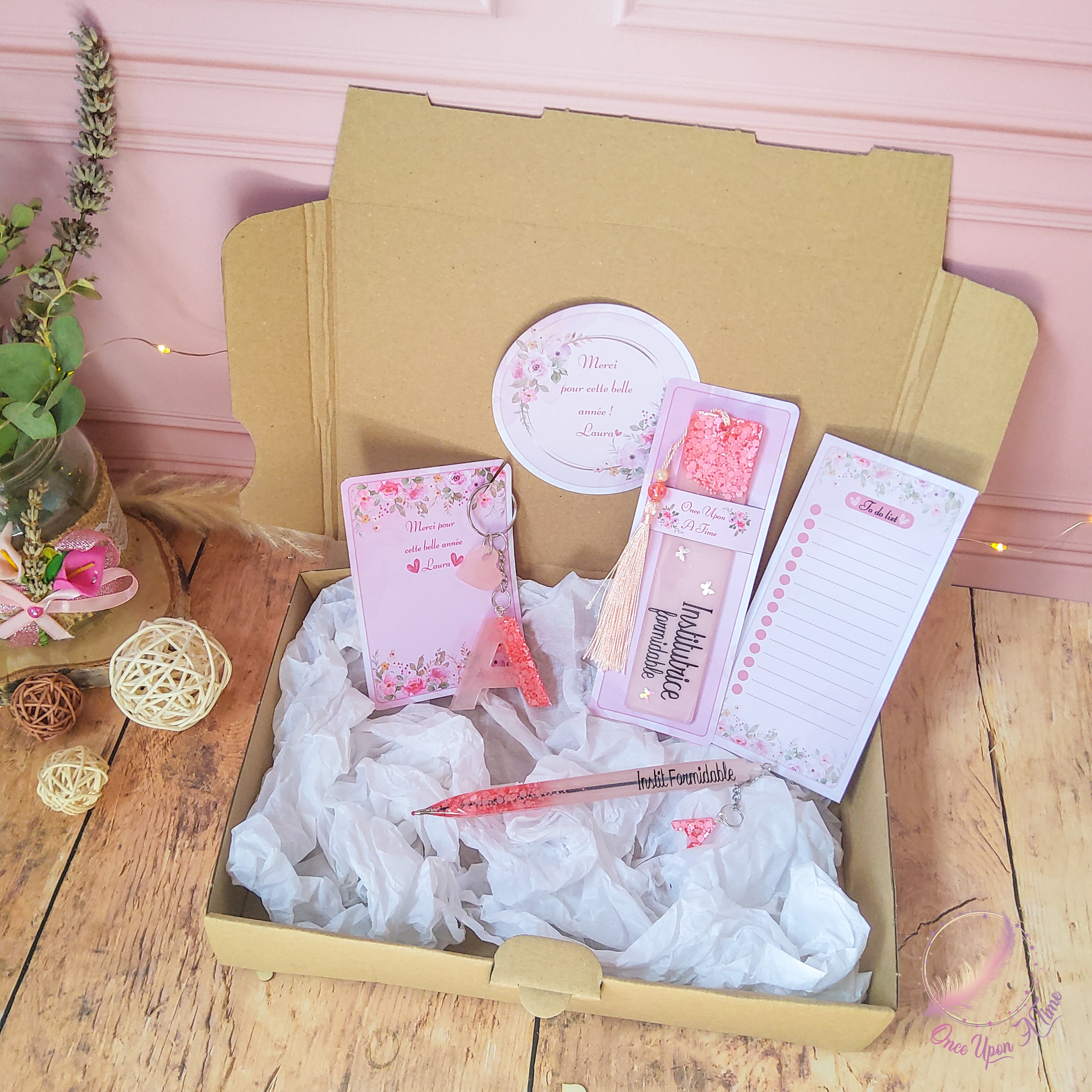 🎁🎀 Coffret cadeau : 1 marque-page, 1 bic, 1 porte-clés, 1 to do list - Institutrice, maîtresse, puéricultrice formidable 🎀🎁