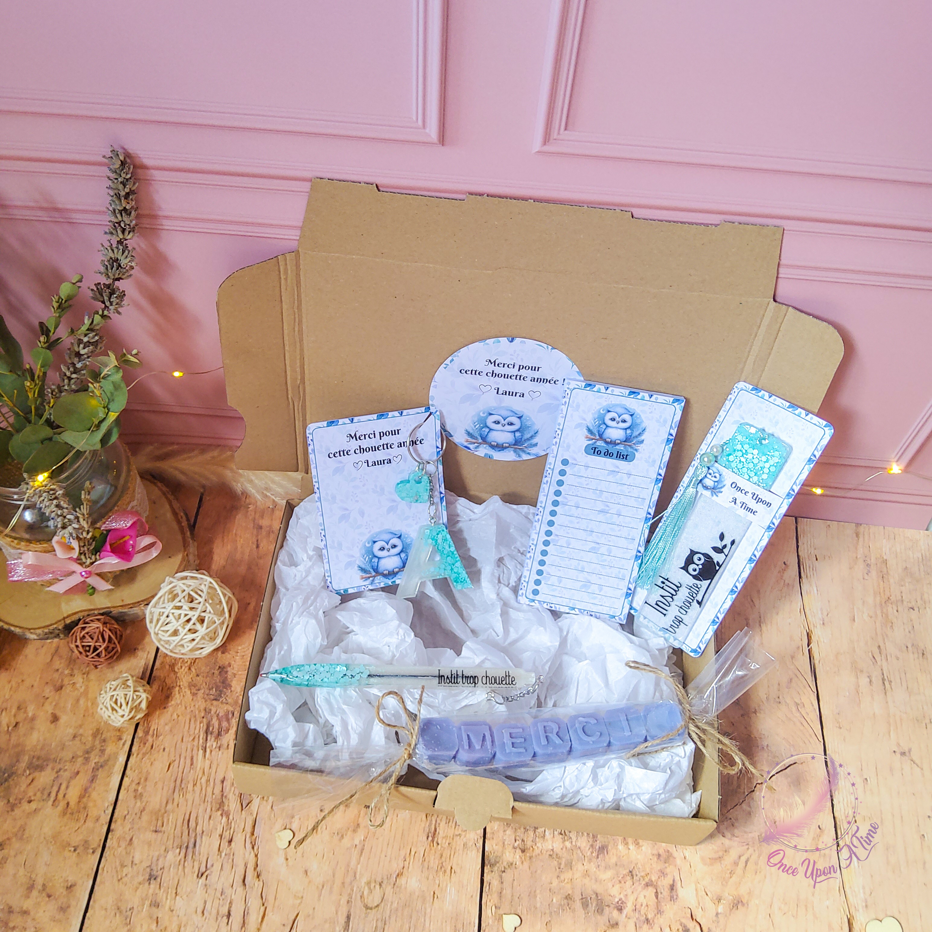 🎁🎀 Coffret cadeau : 1 marque-page, 1 bic, 1 porte-clés, 1 to do list, 1 fondant parfumé "Merci" - Instit, maître, maîtresse, puéricultrice trop chouette 🎀🎁