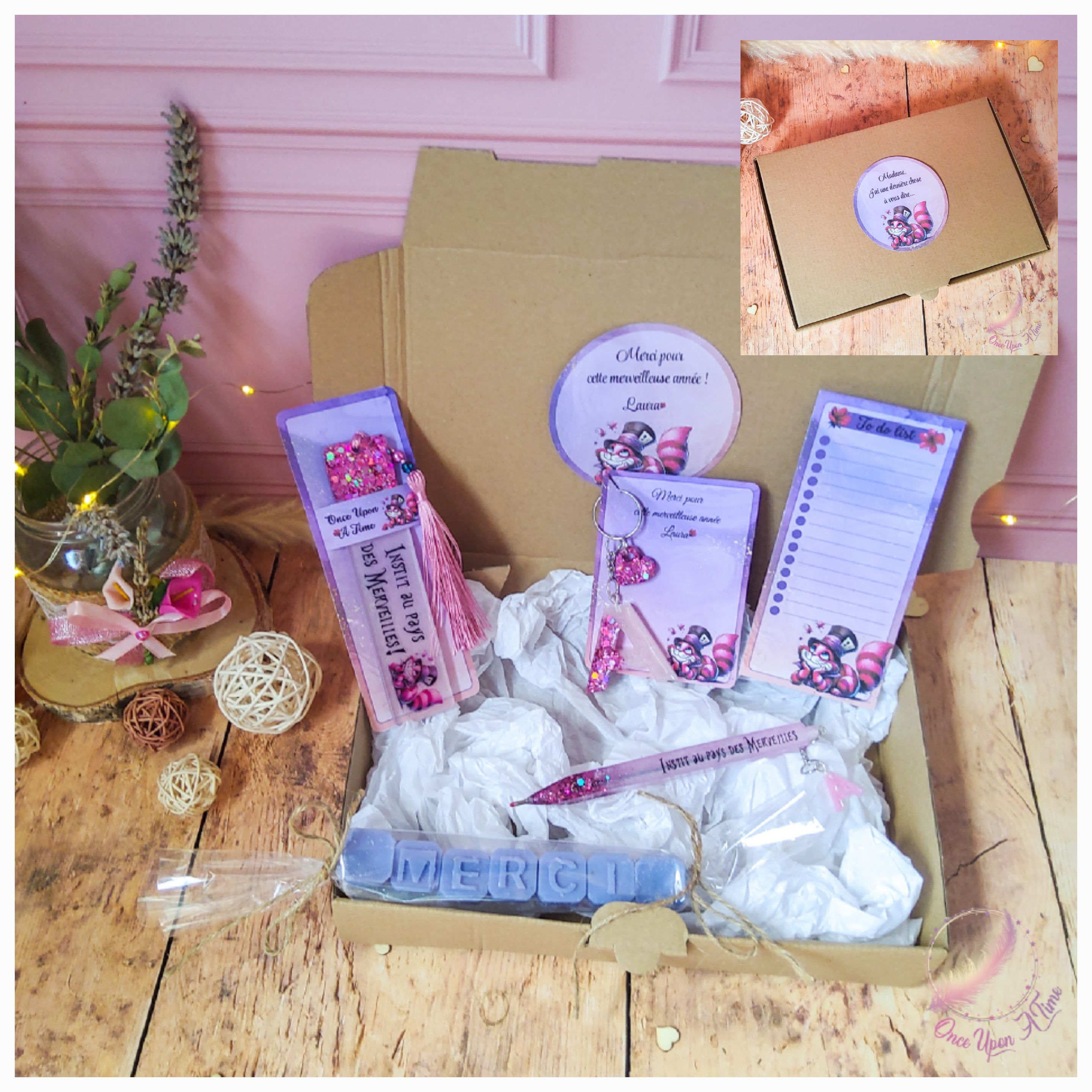 🎁🎀 Coffret cadeau : 1 marque-page, 1 bic, 1 porte-clés, 1 to do list, 1 fondant parfumé "Merci" - Institutrice, maîtresse, puéricultrice au pays des Merveilles 🎀🎁