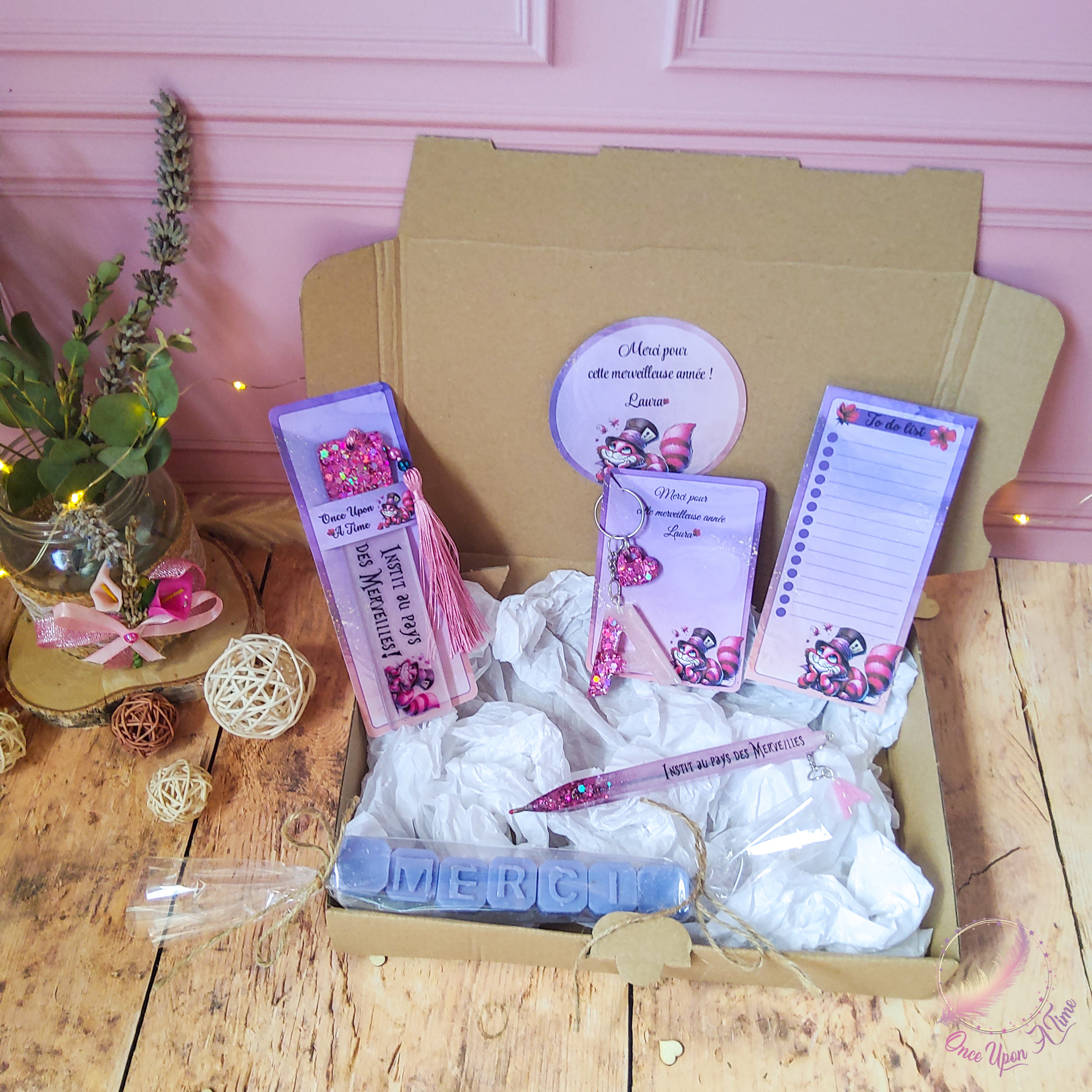 🎁🎀 Coffret cadeau : 1 marque-page, 1 bic, 1 porte-clés, 1 to do list, 1 fondant parfumé "Merci" - Institutrice, maîtresse, puéricultrice au pays des Merveilles 🎀🎁